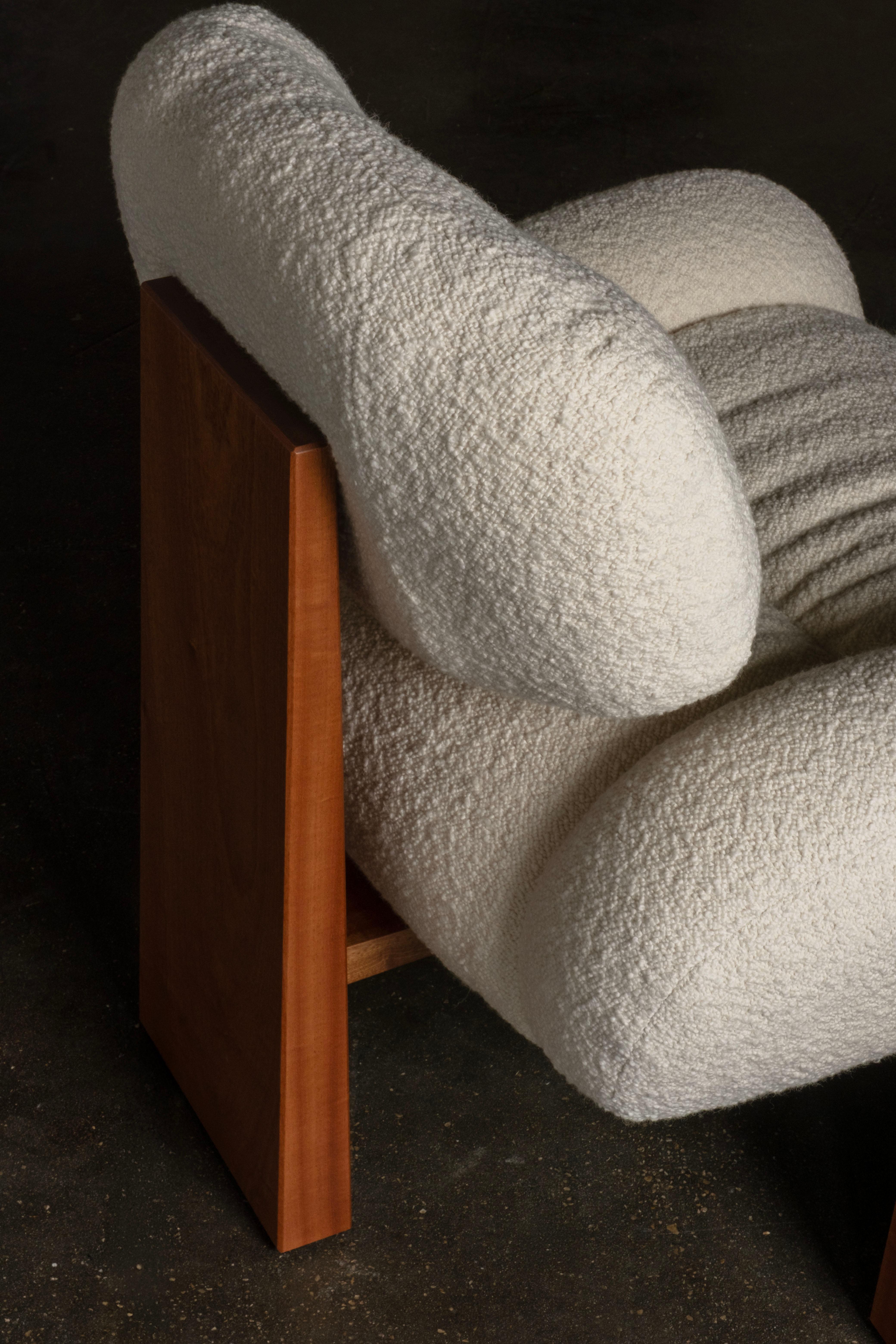 Sedia Sense contemporanea, poltrona Legno di sapele, Bouclé, Ottone, Greenapple in vendita 5