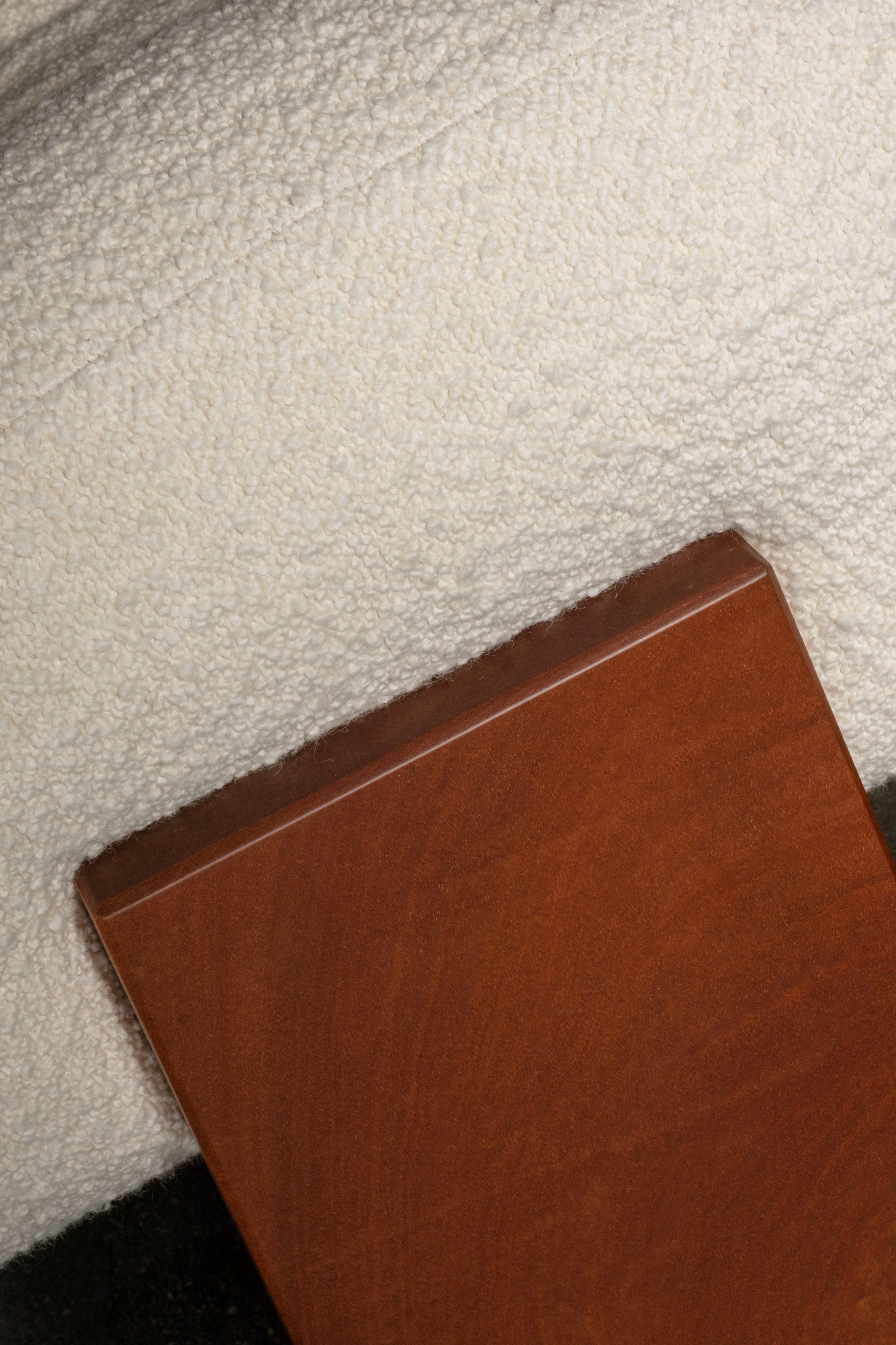Sedia Sense contemporanea, poltrona Legno di sapele, Bouclé, Ottone, Greenapple in vendita 6