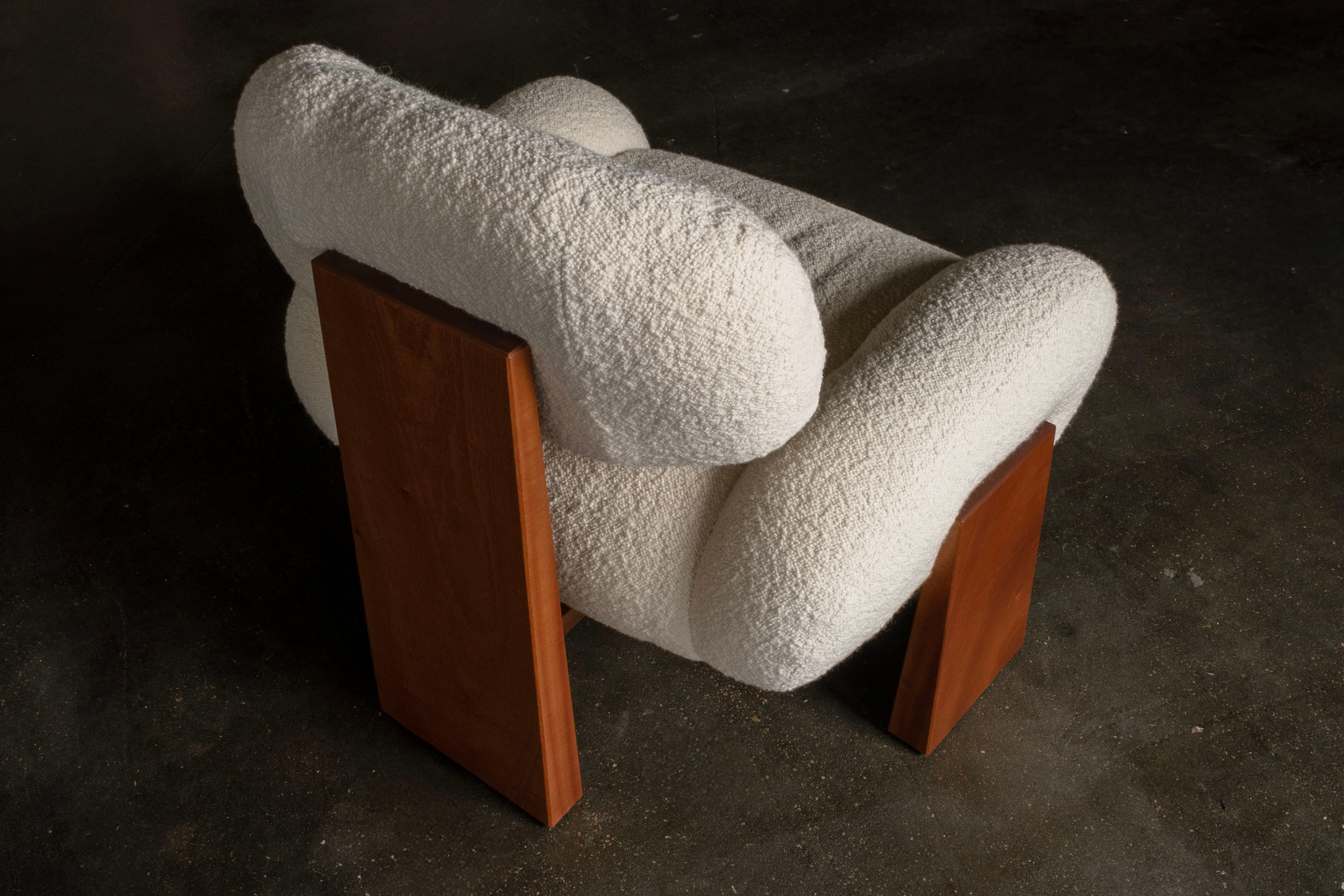 Moderno Sedia Sense contemporanea, poltrona Legno di sapele, Bouclé, Ottone, Greenapple in vendita