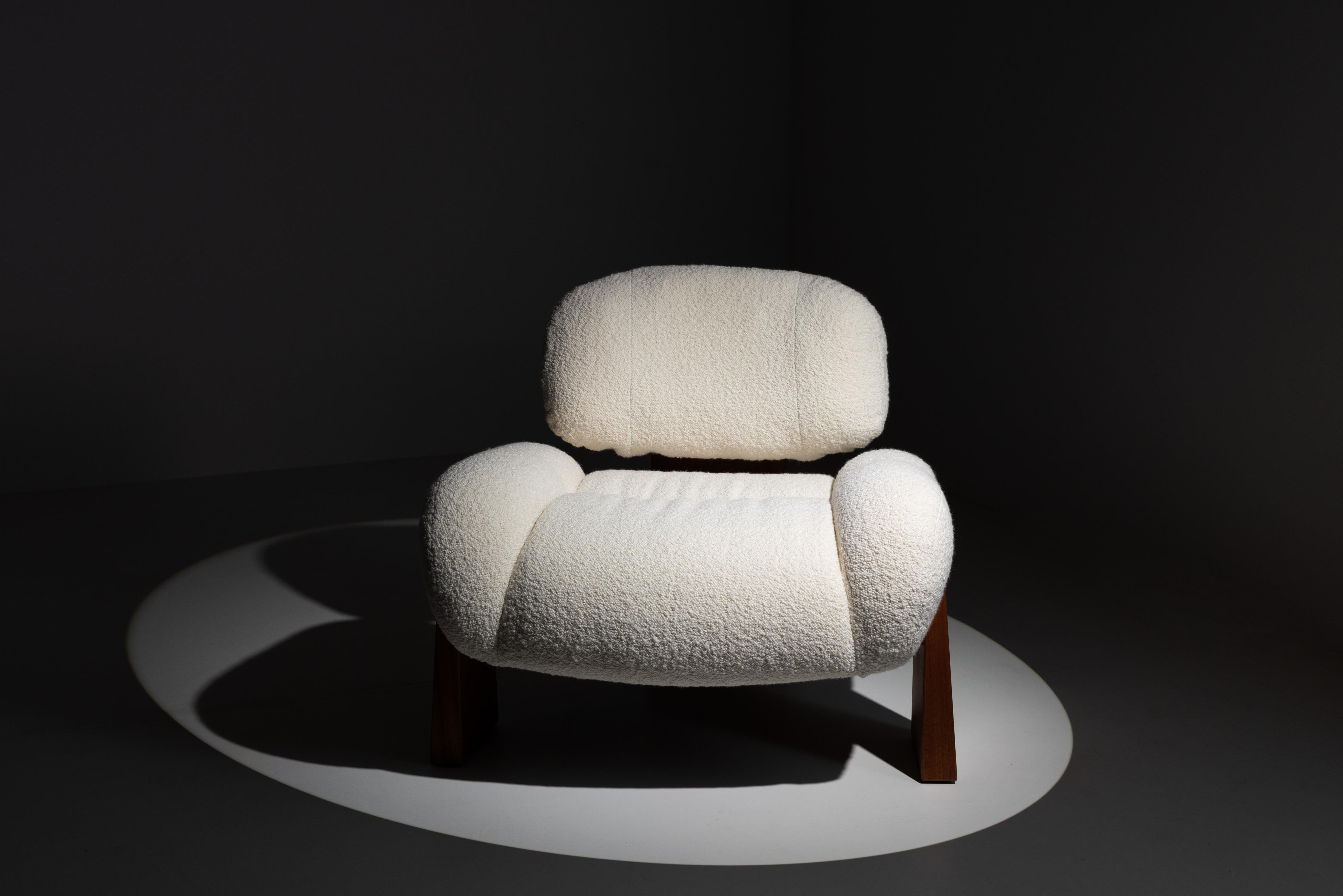 Contemporary Accent Chair, Armchair, Sapele Wood, Dedar Linen, Greenapple en vente 4