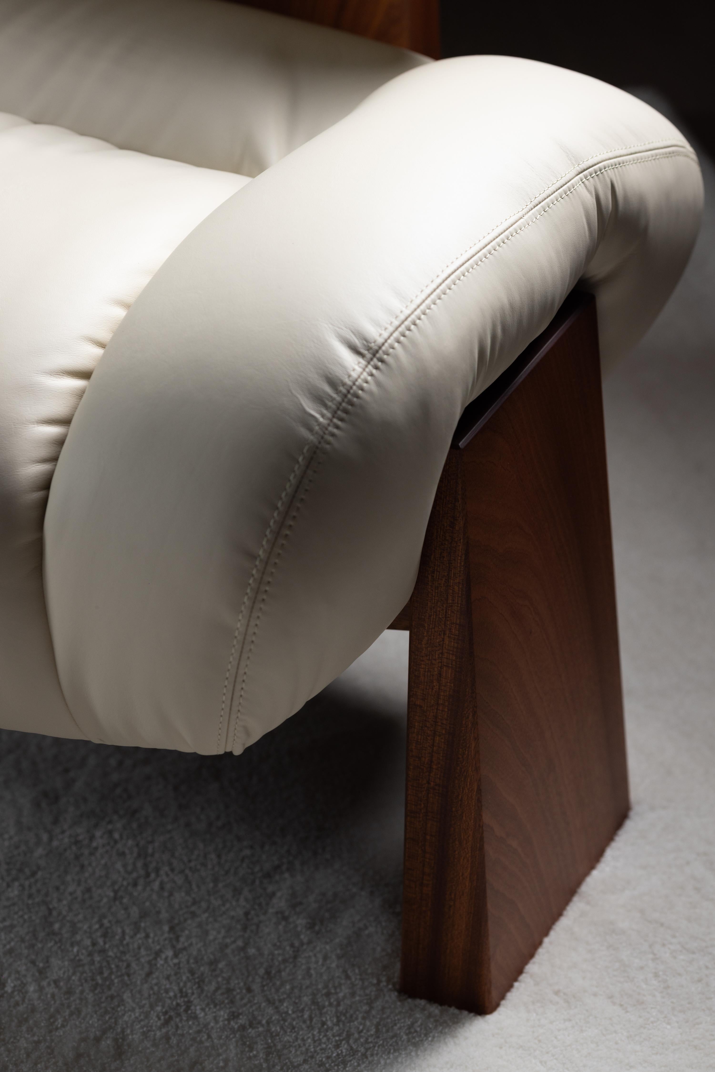 Sedia da salotto contemporanea Sense, sedia da salotto, legno di sapele, pelle, Greenapple in vendita 11