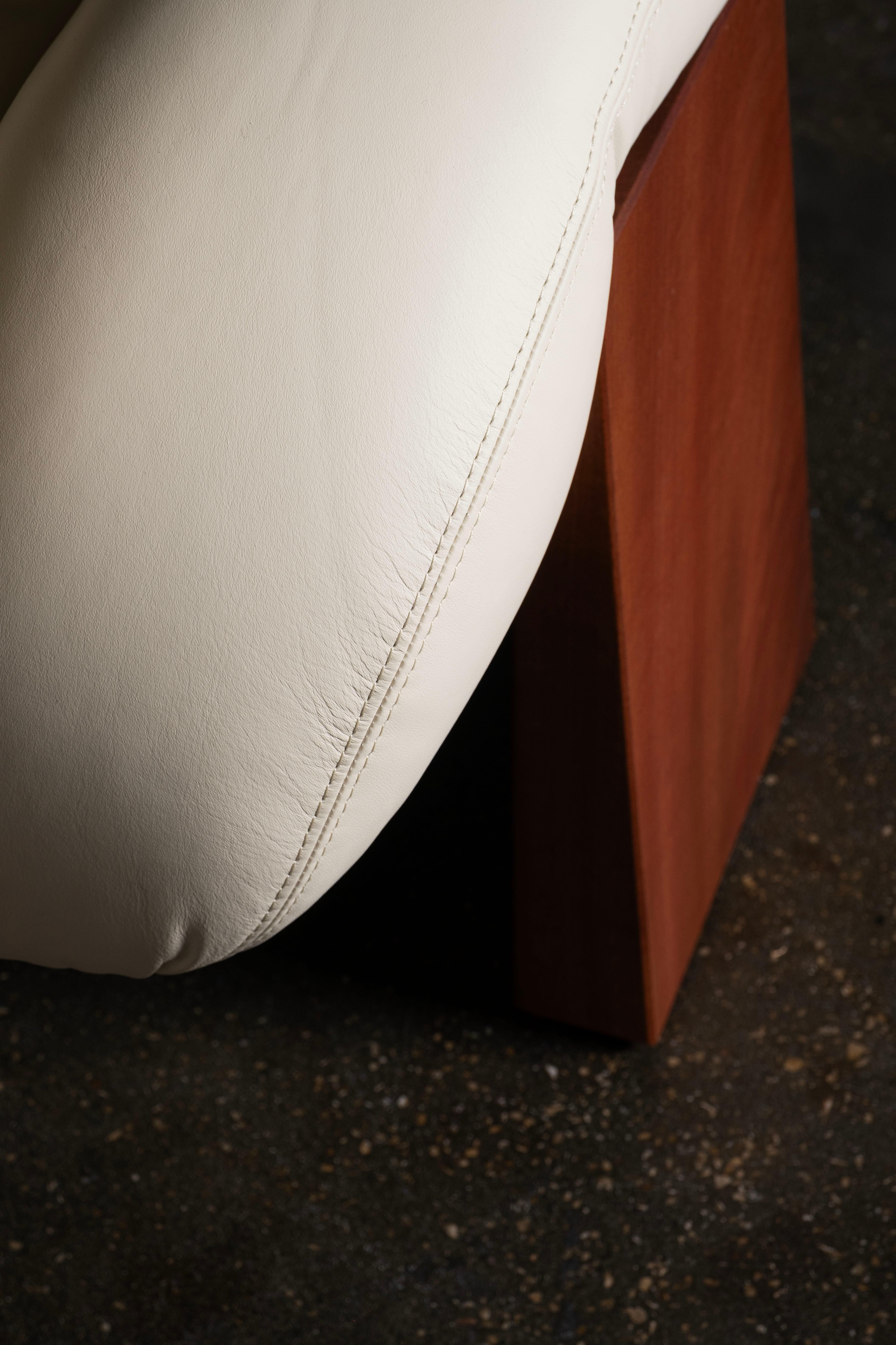 Sedia da salotto contemporanea Sense, sedia da salotto, legno di sapele, pelle, Greenapple in vendita 1