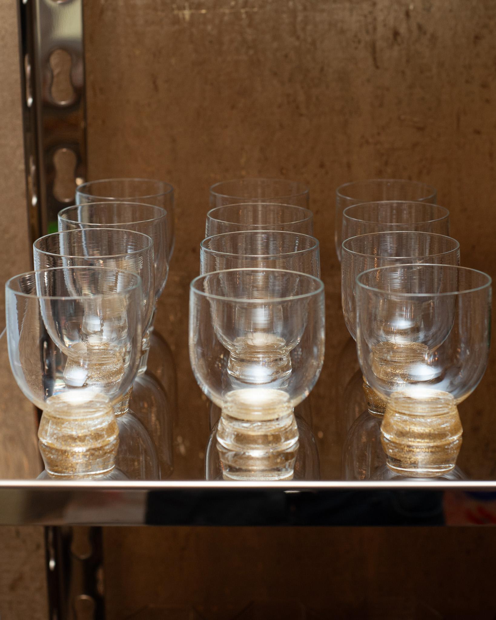 Ce set contemporain de 12 gobelets en forme de cloche de Murano représente le summum de la verrerie vénitienne. Il a été réalisé avec talent par une maître verrier de Murano, une région réputée pour son art du verre. Chaque gobelet est fin comme du