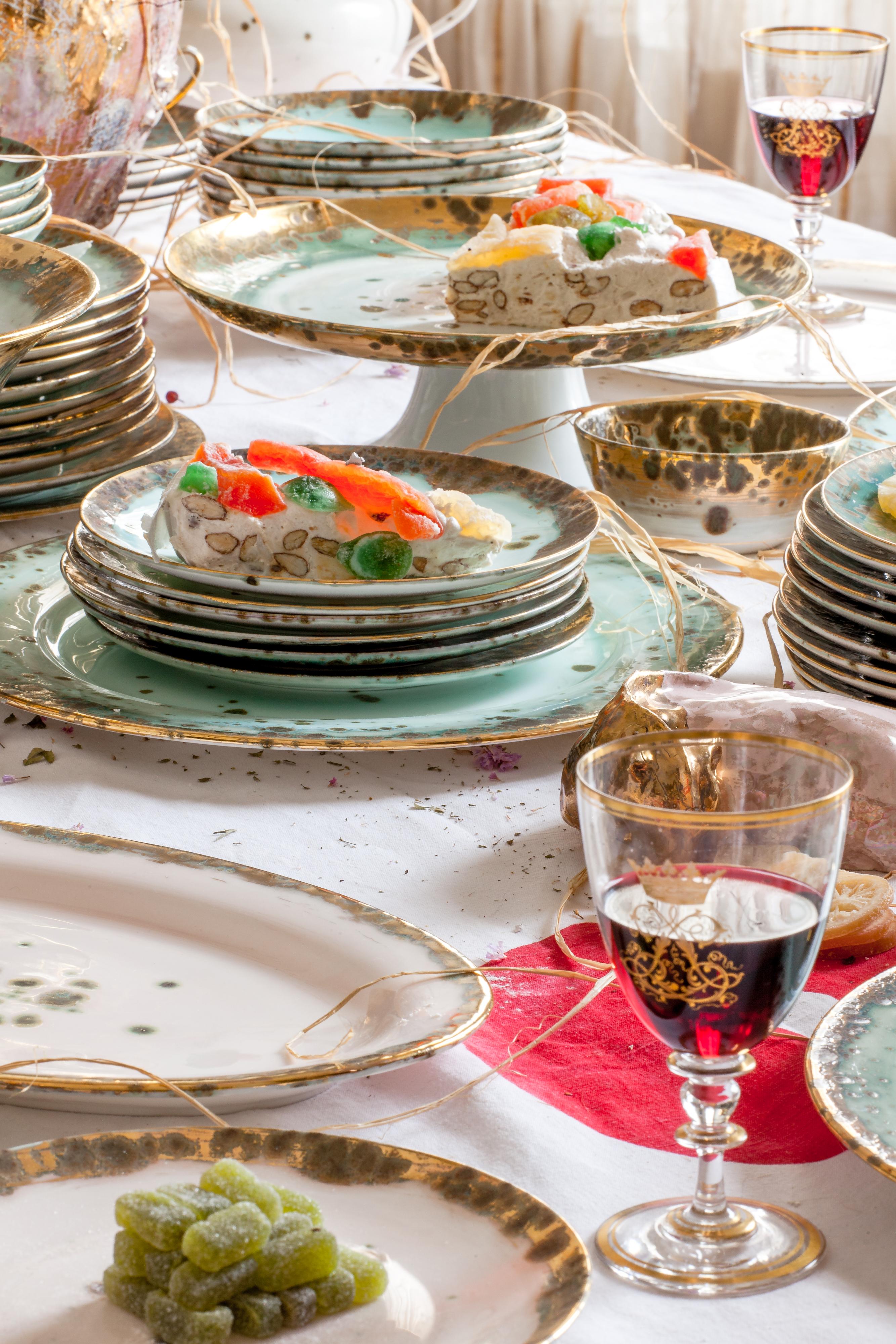 Zeitgenössisches Set von 2 Brot-Randtellern aus handbemaltem Porzellan in Gold (Moderne) im Angebot