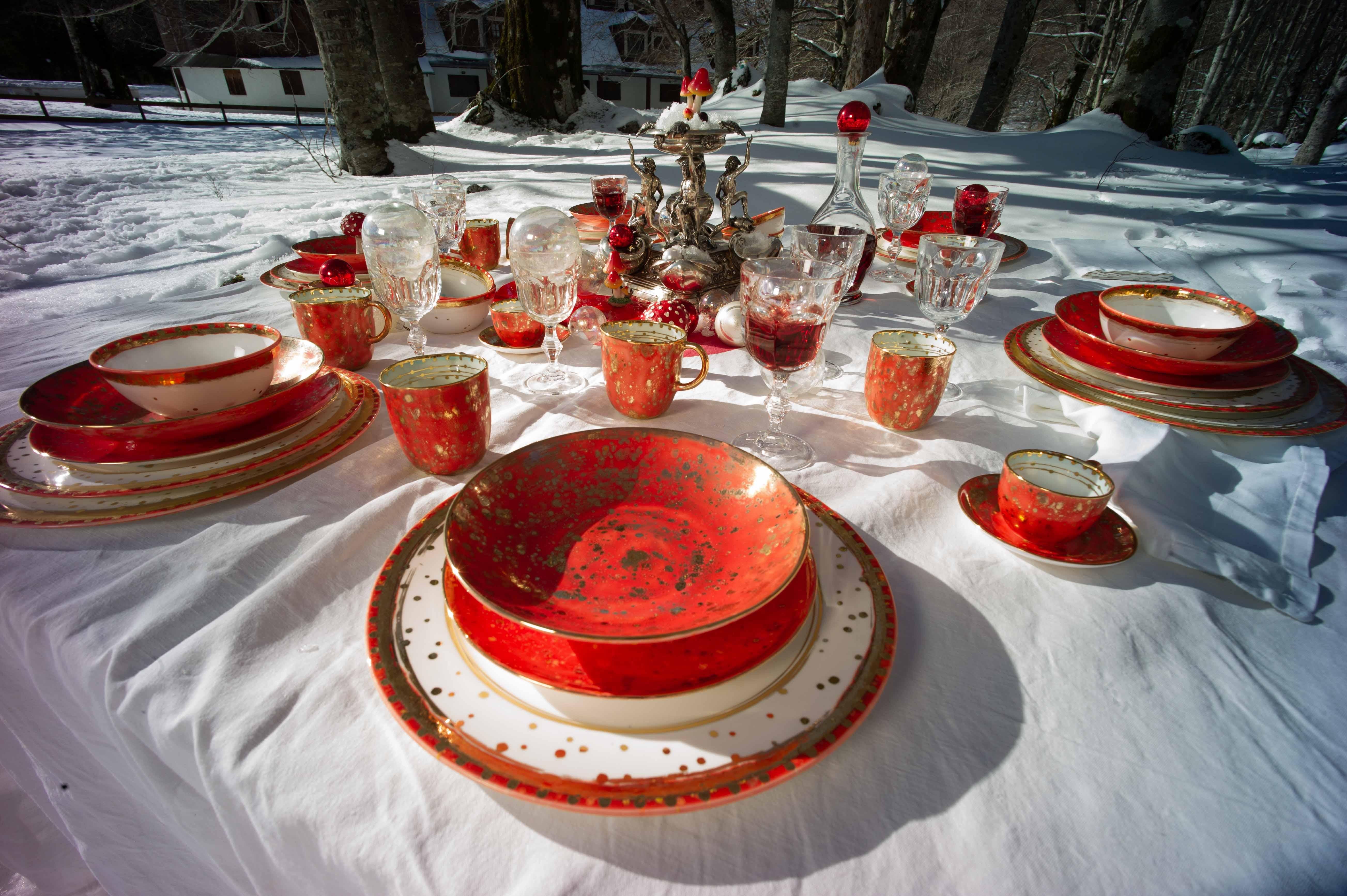 Set Contemporáneo de 2 Platos con Borde de Pan Vajilla de Porcelana Roja Dorada Pintada a Mano Moderno en venta