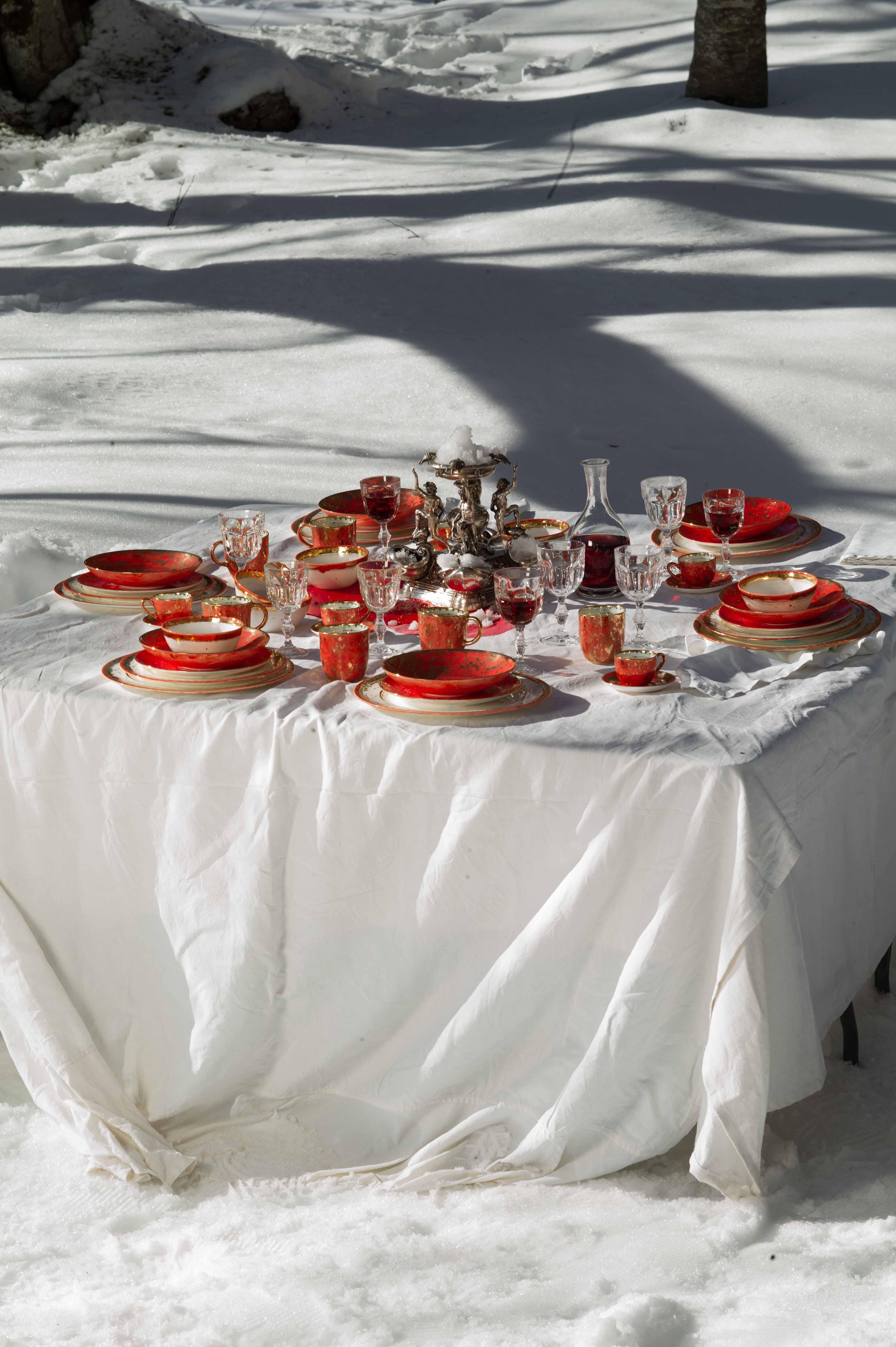Set Contemporáneo de 2 Platos con Borde de Pan Vajilla de Porcelana Roja Dorada Pintada a Mano Italiano en venta