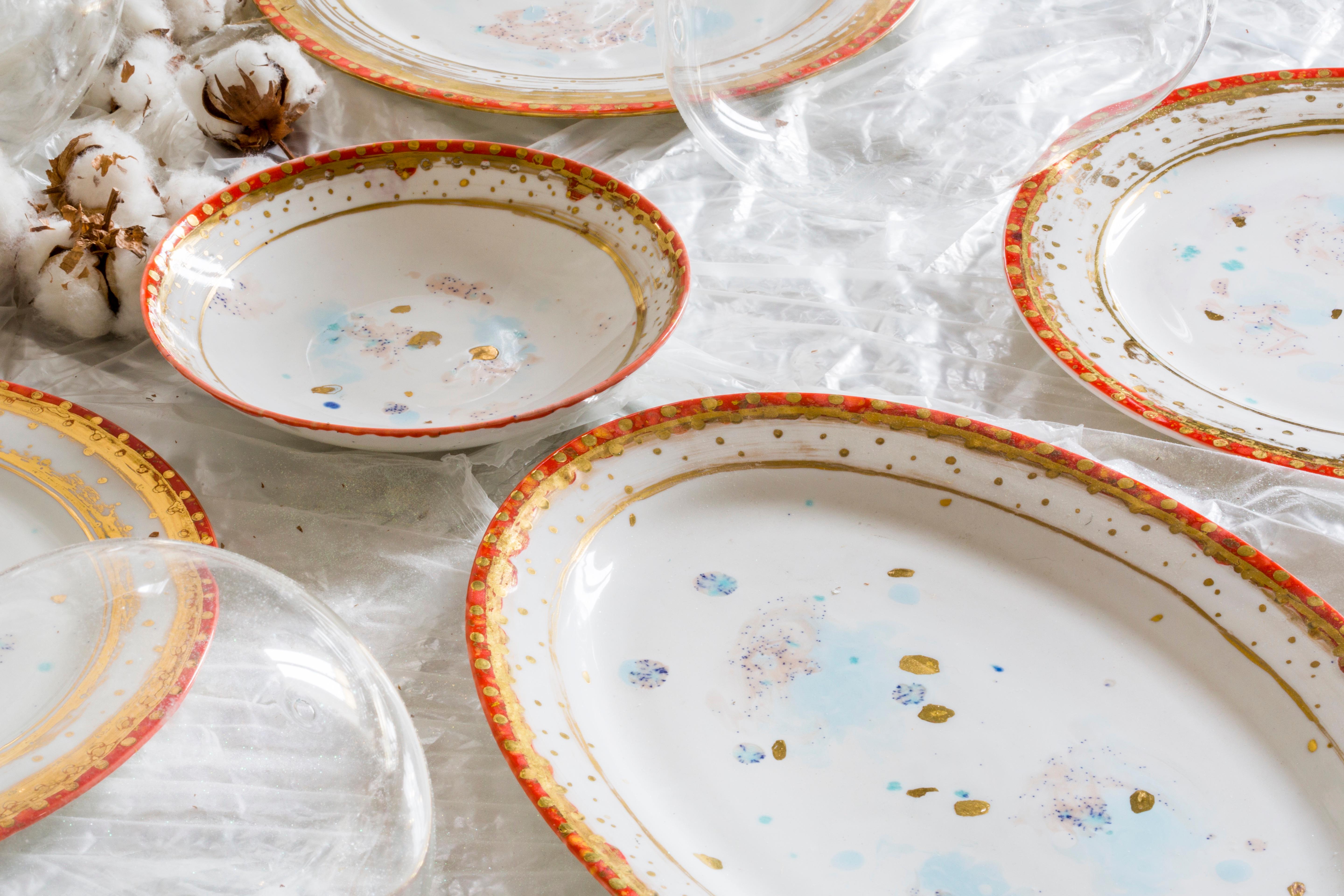 Set Contemporáneo de 2 Platos con Borde de Pan Vajilla de Porcelana Roja Dorada Pintada a Mano Siglo XXI y contemporáneo en venta