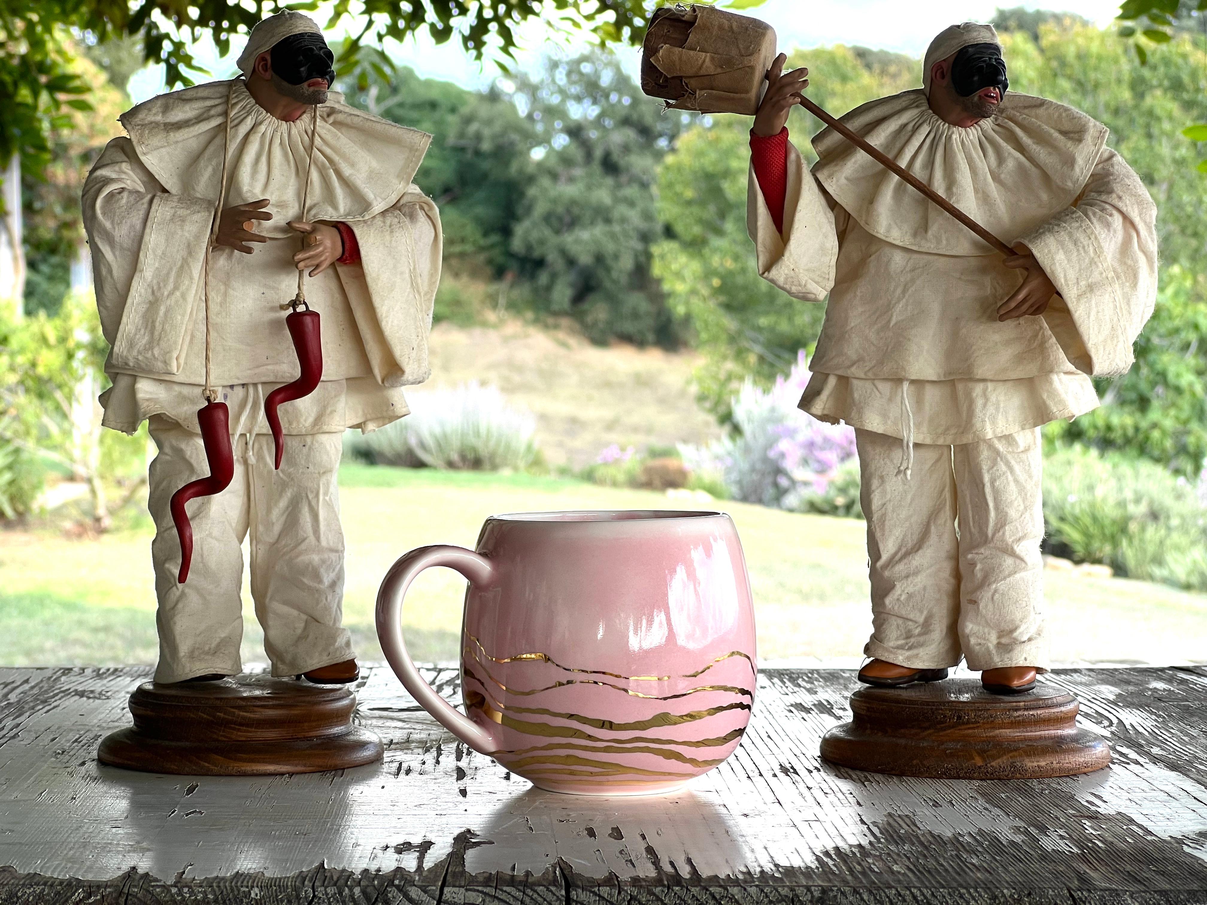 Peint à la main Ensemble contemporain de 2 gobelets à bascule en porcelaine peinte à la main, or rose framboise en vente