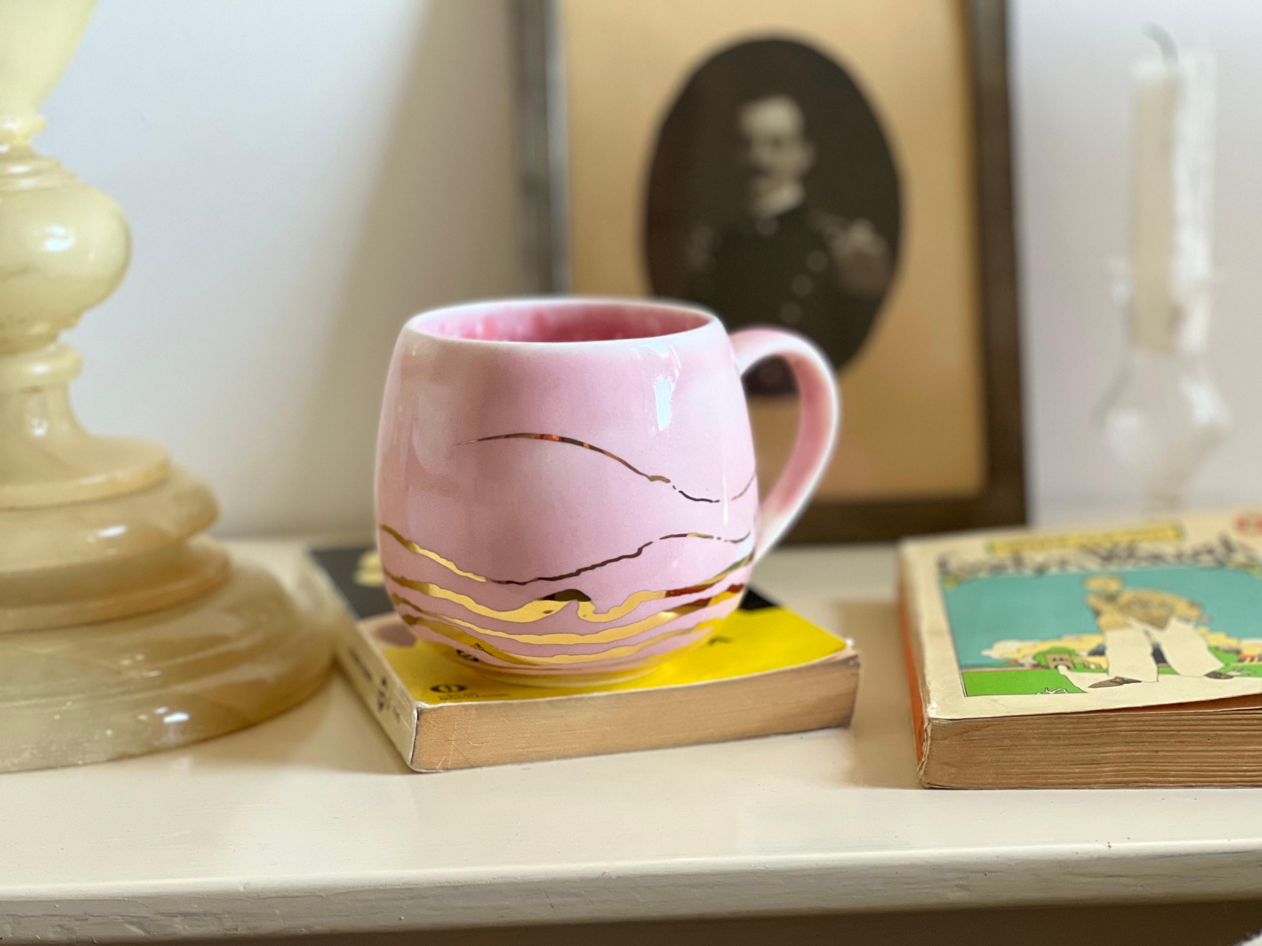 XXIe siècle et contemporain Ensemble contemporain de 2 gobelets à bascule en porcelaine peinte à la main, or rose framboise en vente