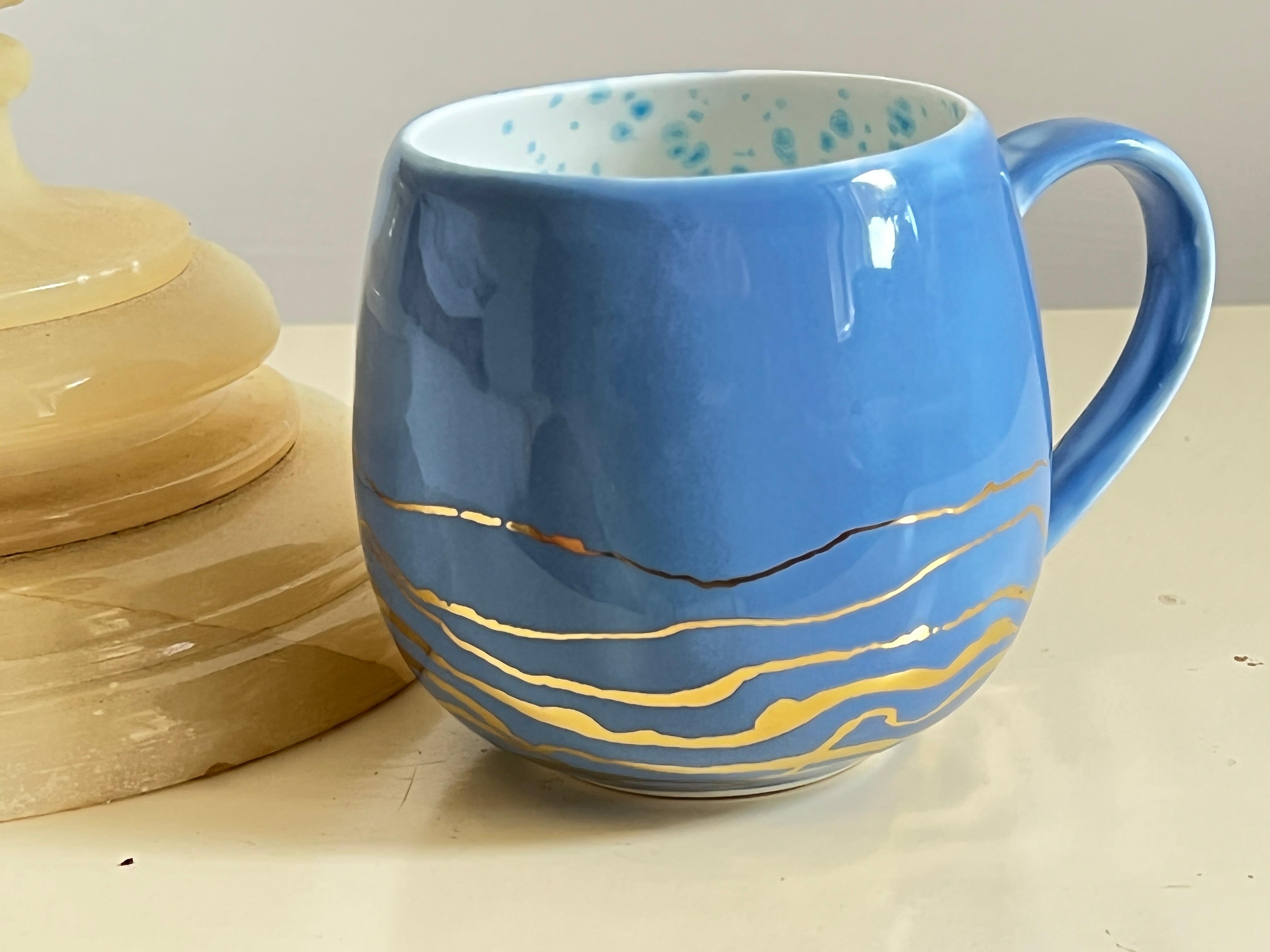 Contemporary Set of 2 Chubby Mugs Hand Painted Porcelain Blue Gold For Sale 1