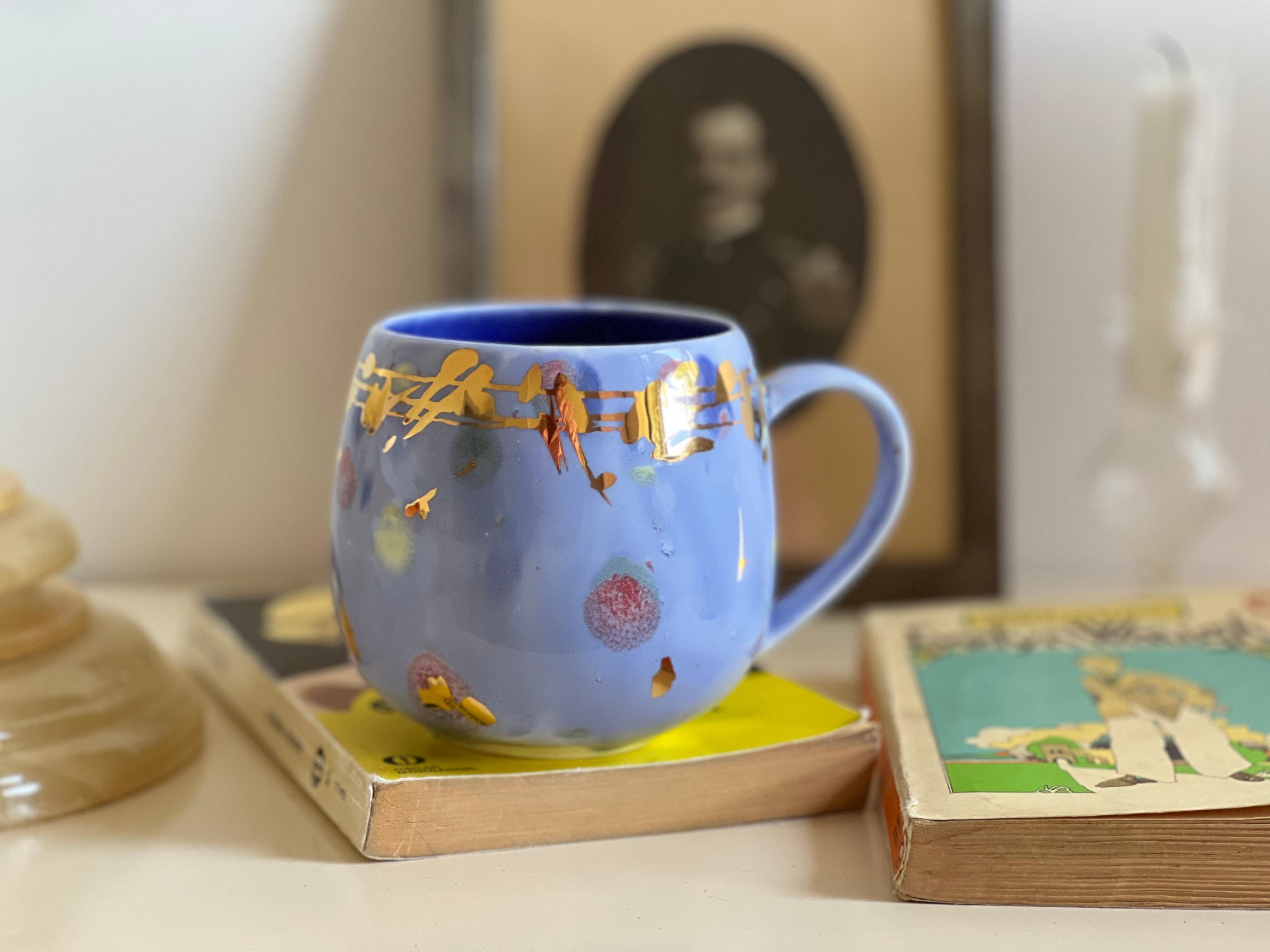 Zeitgenössisches 2er-Set Chubby-Becher aus handbemaltem Porzellan in Blau und Gold (21. Jahrhundert und zeitgenössisch) im Angebot