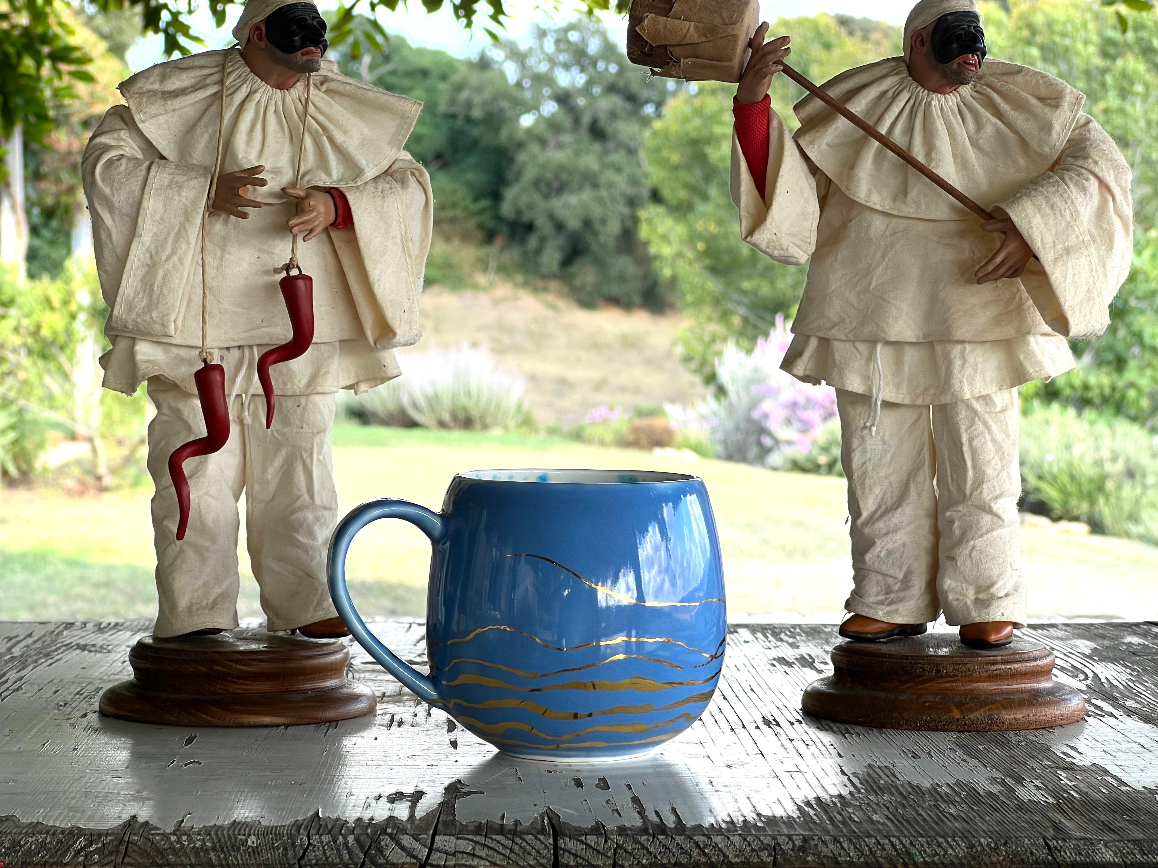 Contemporary Set of 2 Chubby Mugs Hand Painted Porcelain Blue Gold For Sale 2