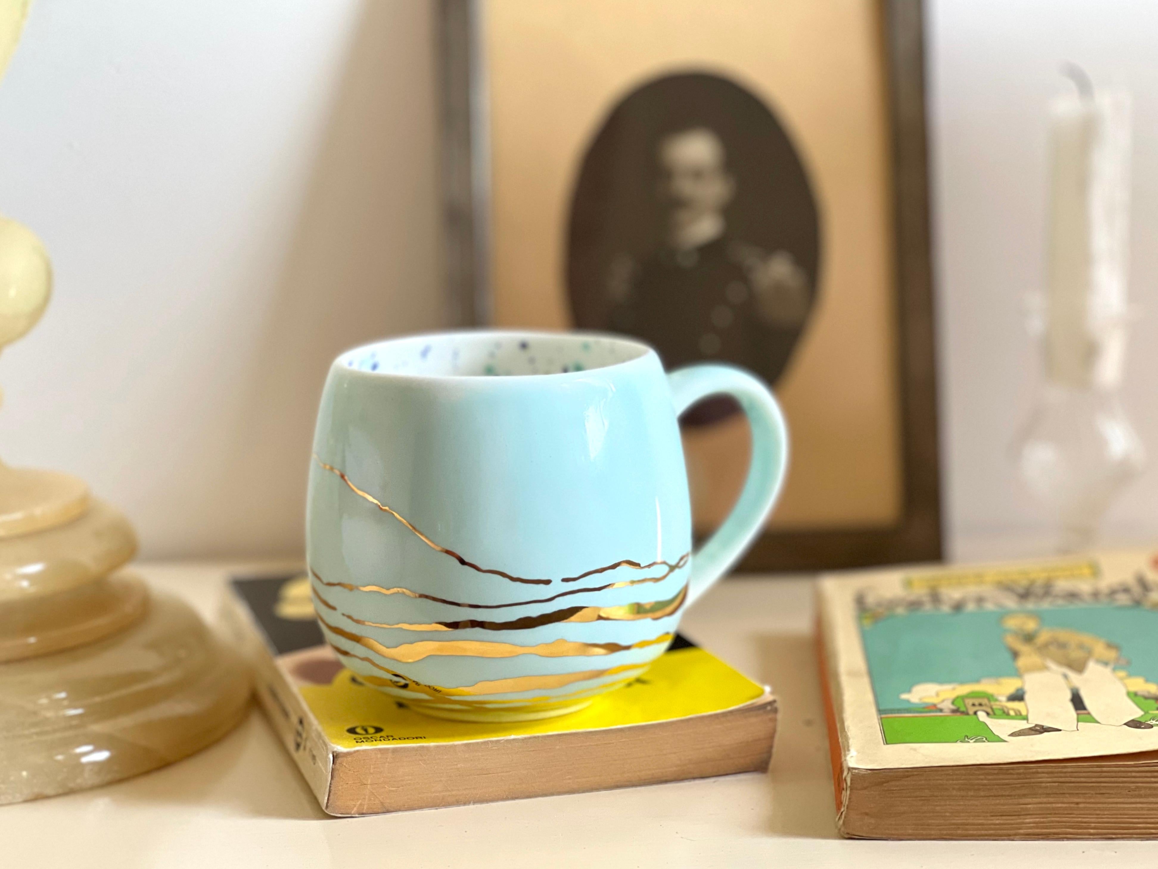 Juego contemporáneo de 2 tazas gorditas Porcelana pintada a mano Azul Mármol Oro Pintado a mano en venta