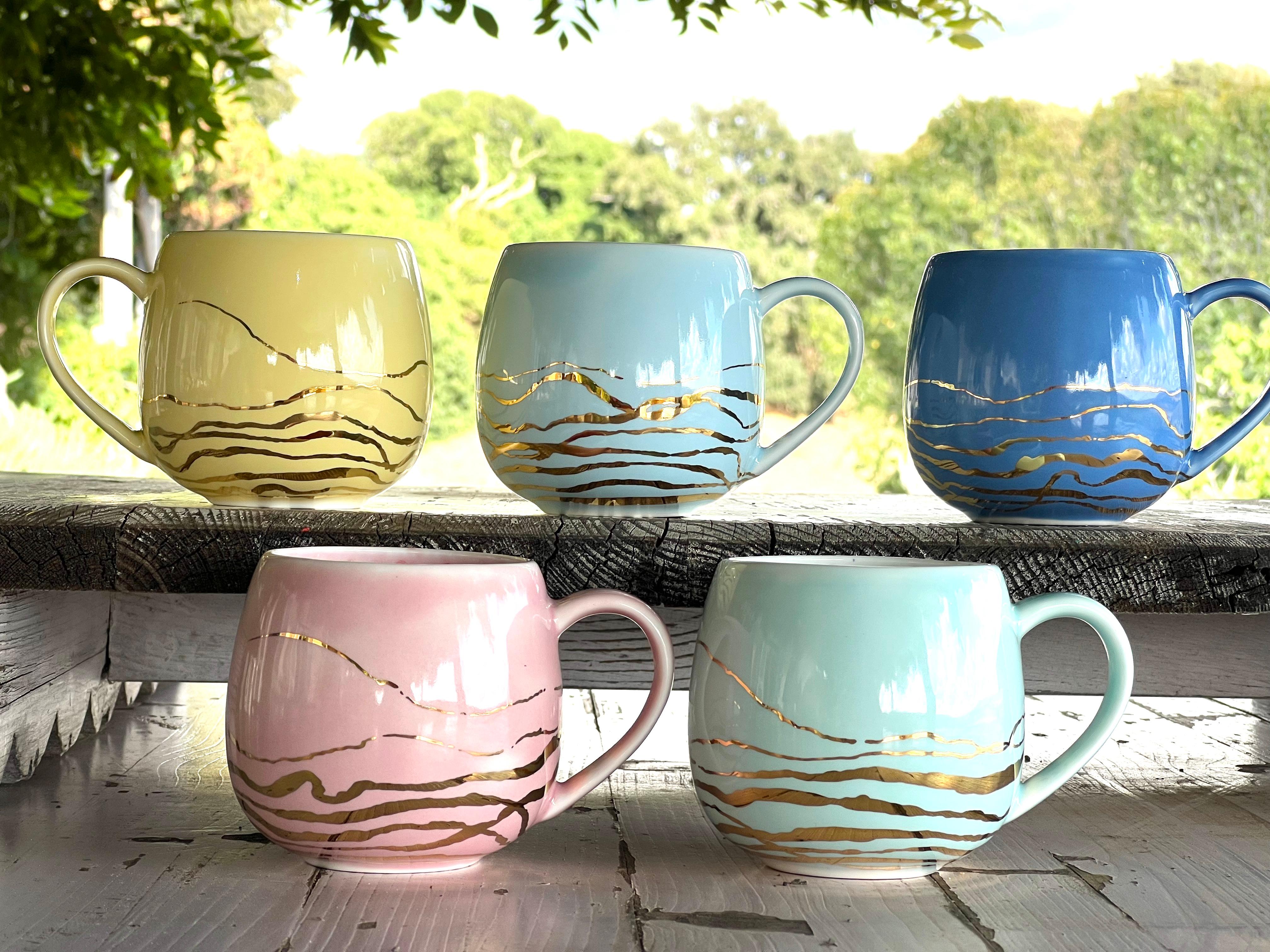 Juego contemporáneo de 2 tazas gorditas Porcelana pintada a mano Azul Mármol Oro en Nuevo estado para la venta en Roma, RM