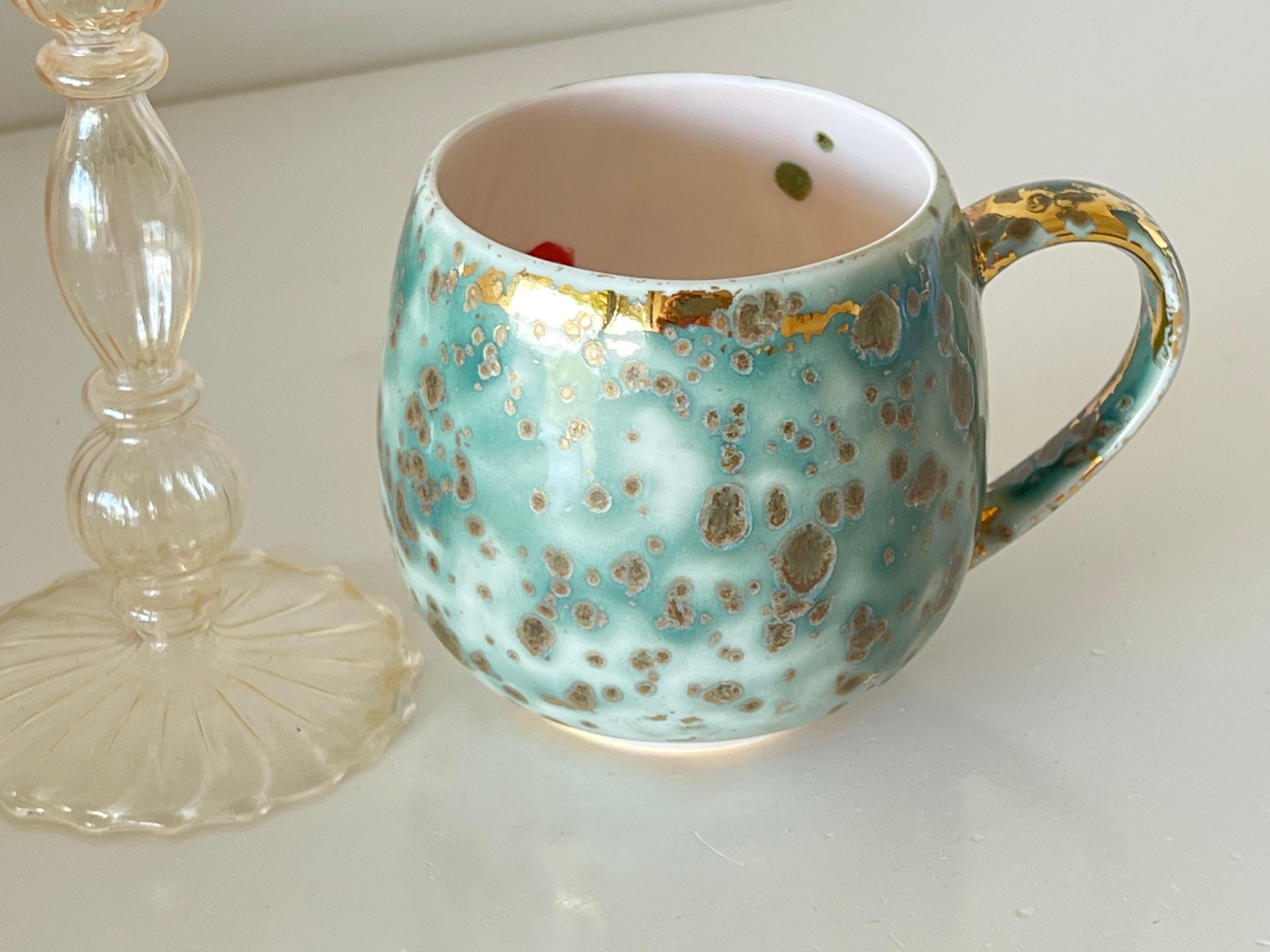 Hand-Painted Contemporary Set of 2 Chubby Mugs Hand Painted Porcelain Green Pink Gold For Sale
