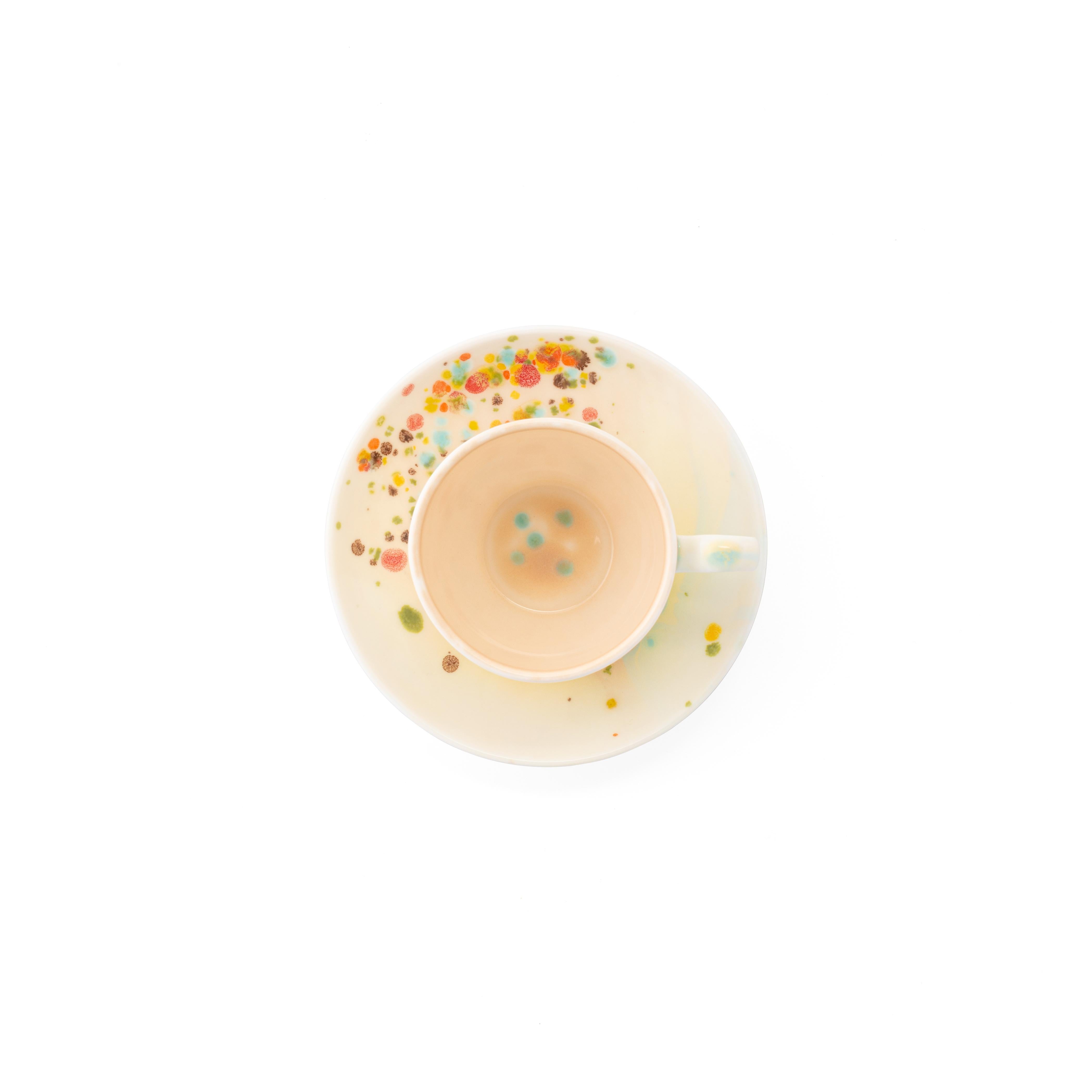 Diese 2 Kaffeetassen und Untertassen aus der Chestnut Collection werden in Italien aus feinstem Porzellan handgefertigt. Sie haben ein mehrfarbiges, gepunktetes Dekor in Form einer Kaskade, während die Innenseite in einer sandfarbenen Farbe bemalt
