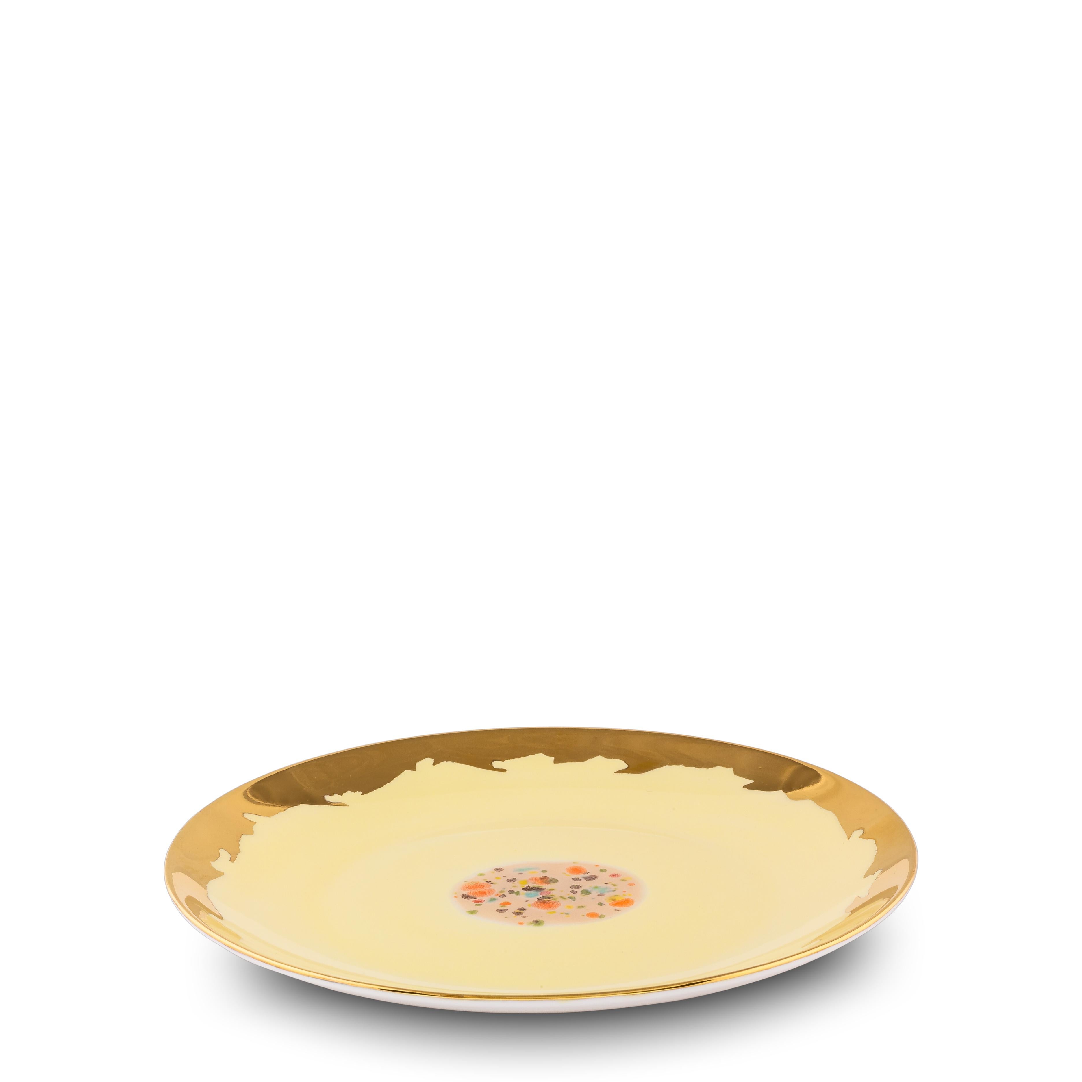 Fabriquées à la main en Italie à partir de la porcelaine la plus fine, ces assiettes coupes à dessert à bord en goutte de sable de la collection Chestnut présentent un décor original de bord en goutte d'or mettant en valeur la glaçure jaune