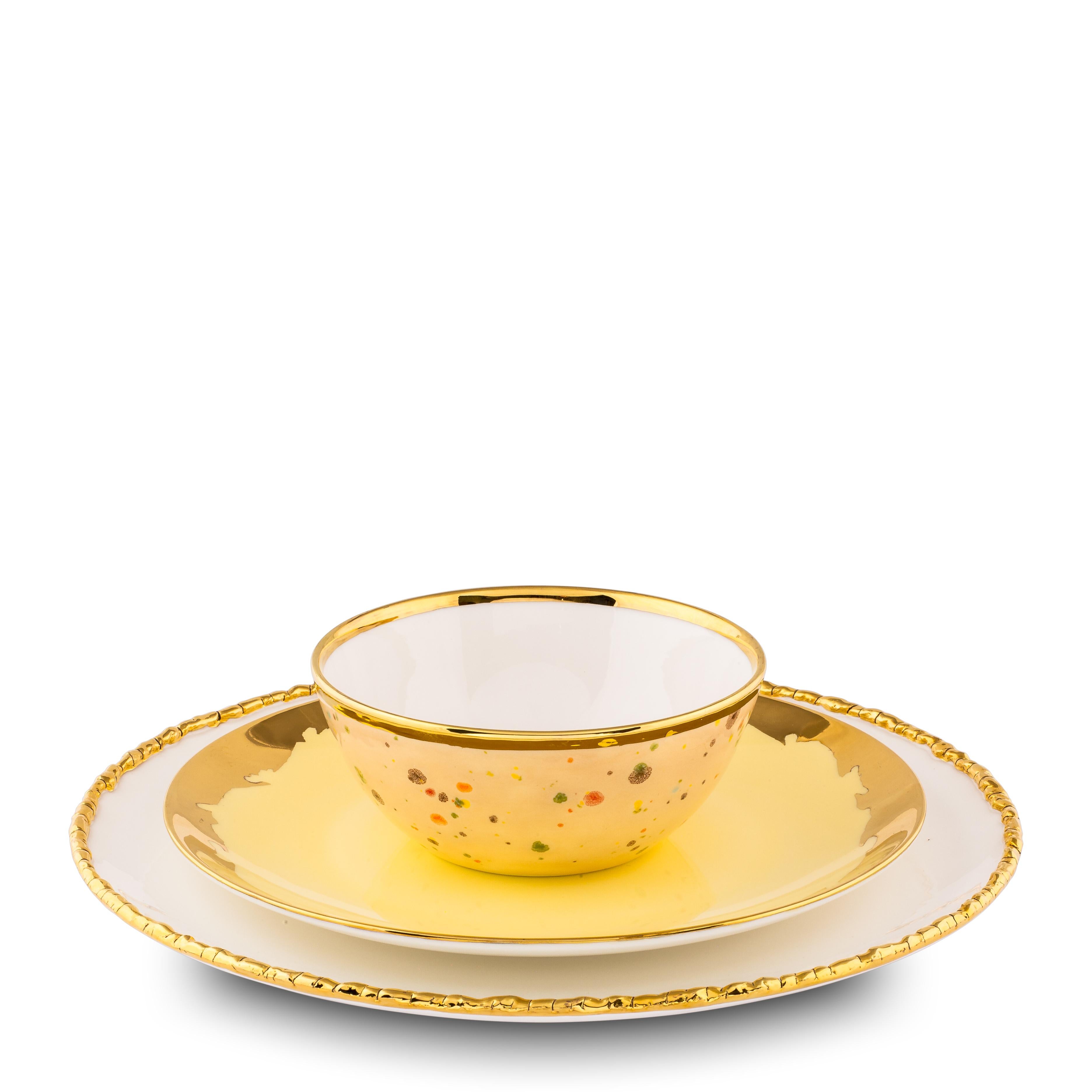 Contemporary Set aus 2 Desserttellern Gold Handbemaltes Porzellan (Italienisch) im Angebot