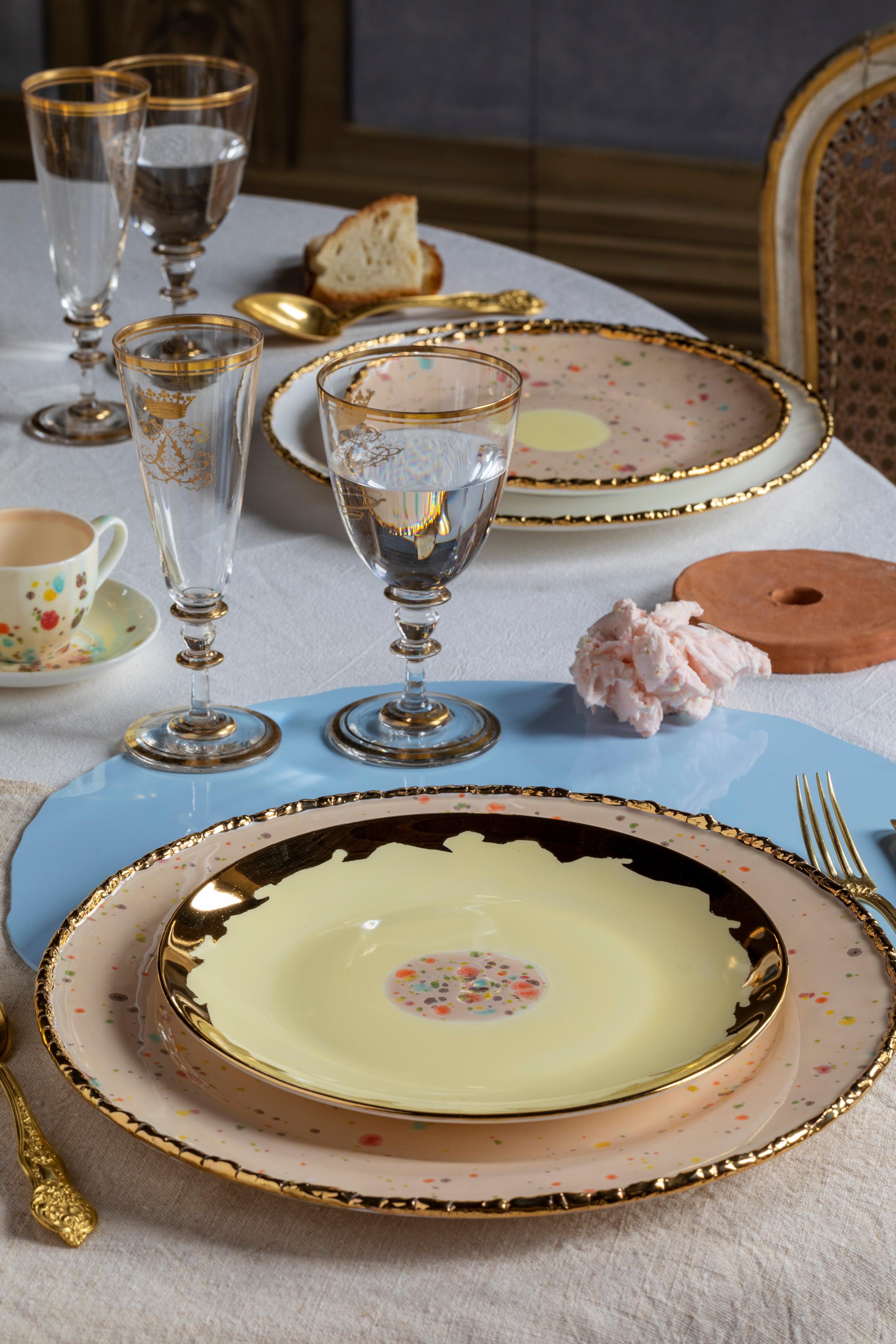 Contemporary Set aus 2 Desserttellern Gold Handbemaltes Porzellan (21. Jahrhundert und zeitgenössisch) im Angebot