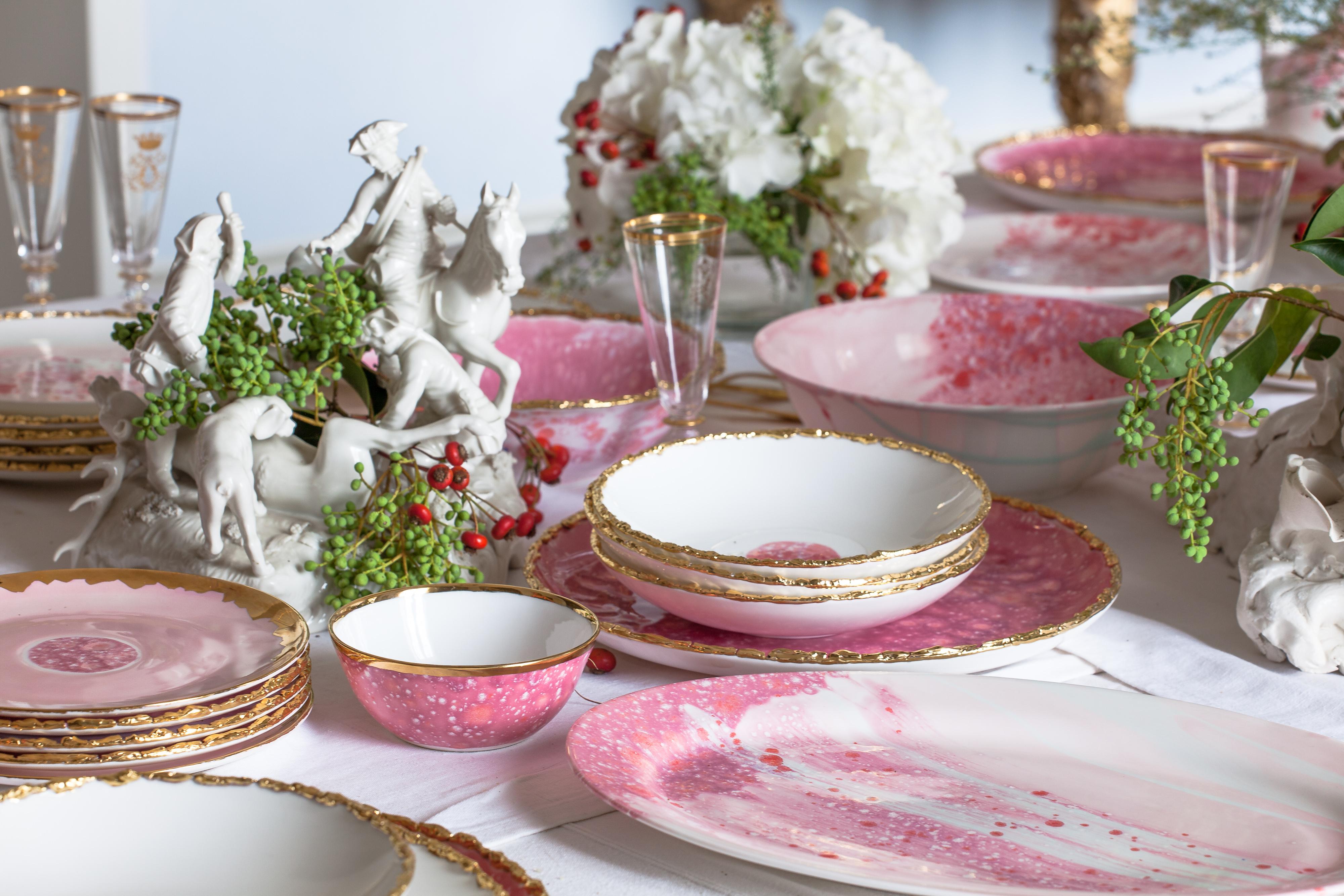 Zeitgenössisches Set von 2 Desserttellern aus handbemaltem Porzellan in Gold (Italienisch) im Angebot