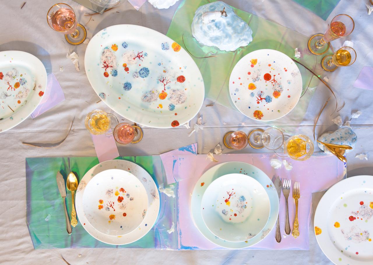 Zeitgenössisches Set von 2 Desserttellern aus handbemaltem Porzellan (Europäisch) im Angebot
