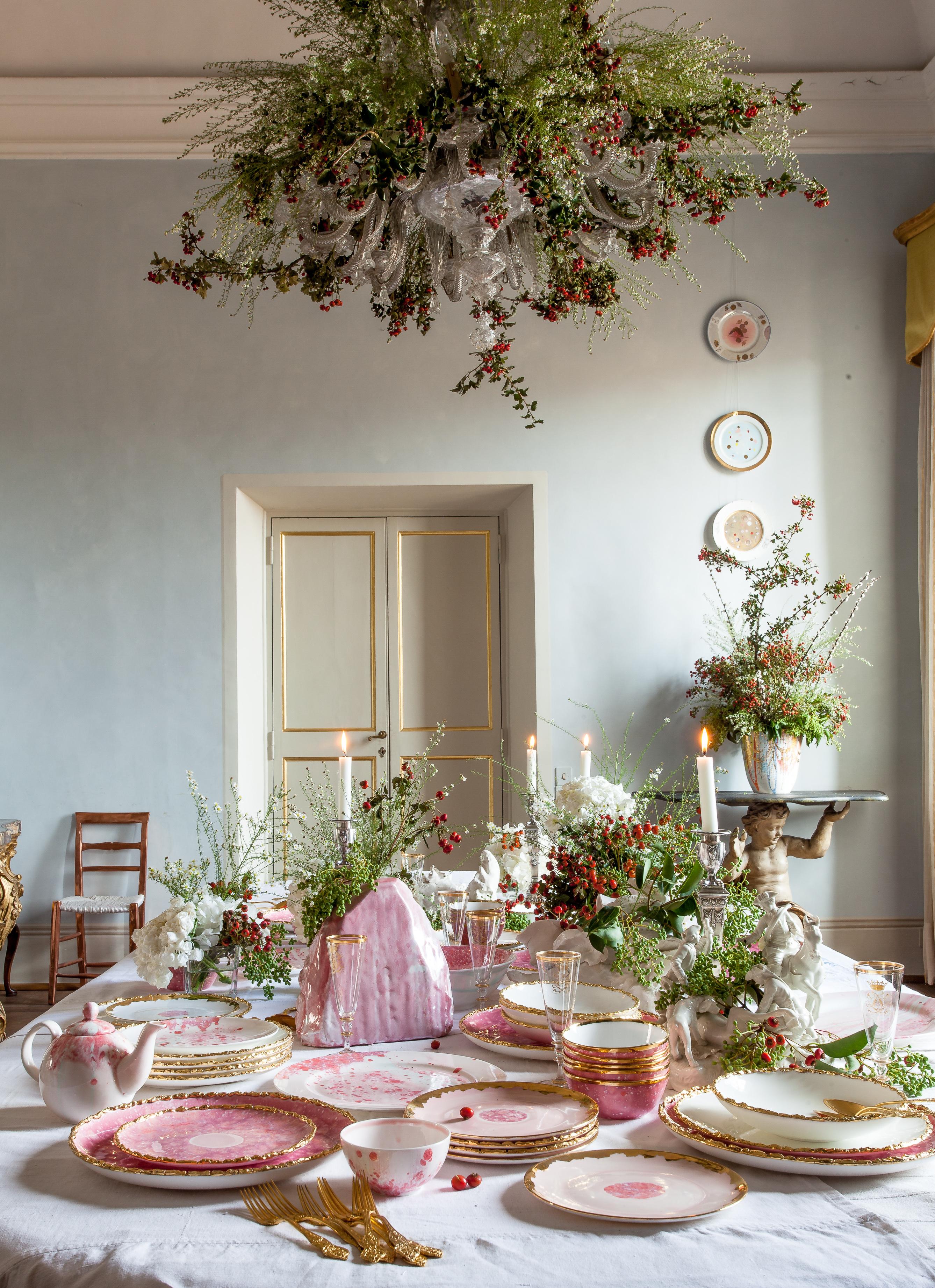 Fabriquée à la main en Italie à partir de la porcelaine la plus fine, cette assiette creuse à bord craquelé blanc de la collection Berry a un bord craquelé doré original qui met en valeur la glaçure blanche brillante et le décor pointillé classique