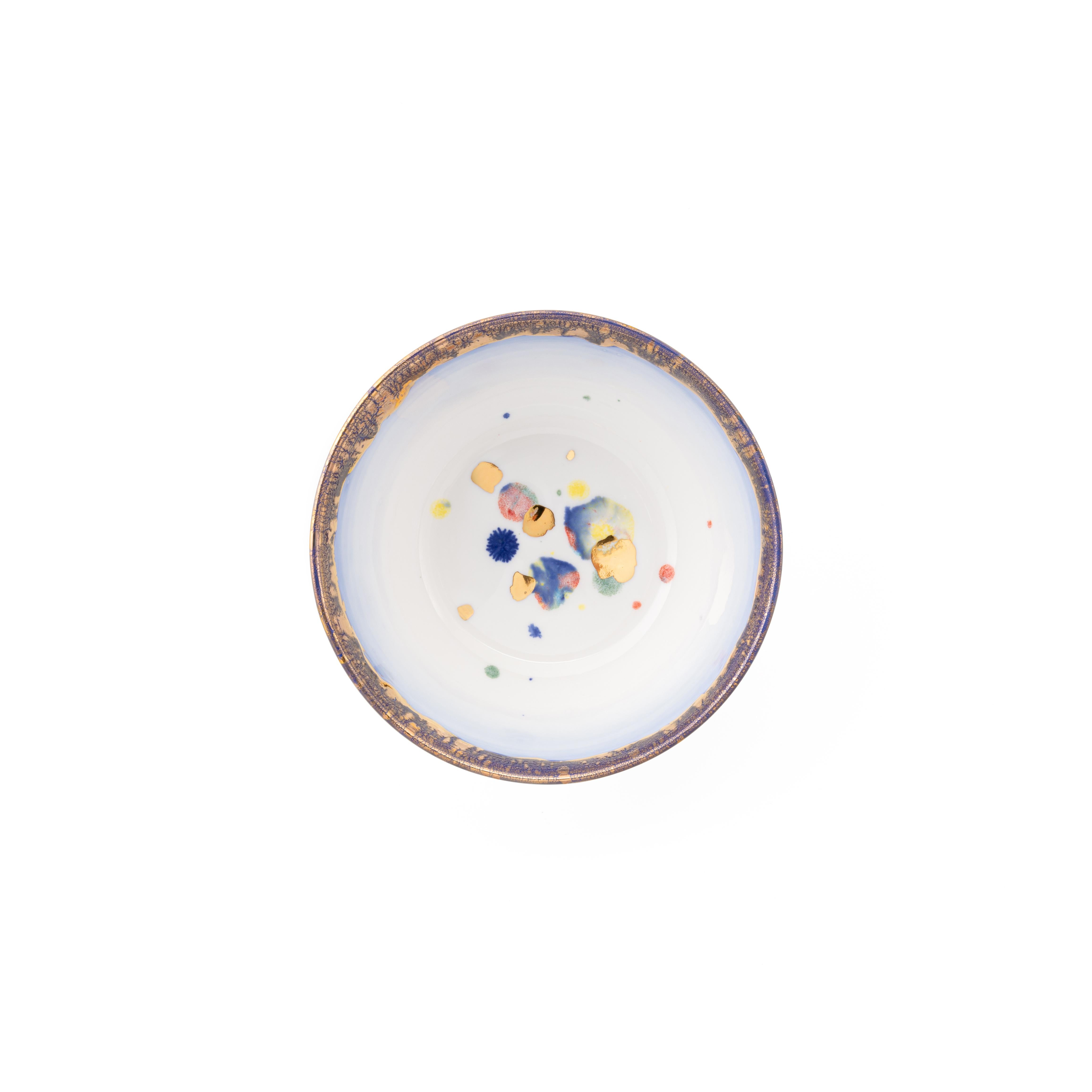 Handcrafted in Italy from the finest porcelain, this Apollo Bianco plate leads us into a magic world. Shades of blue lapis lazuli evoke the magic of oriental novellas. A fairytale is revealed by playful nuggets of gold, green red and blue drifting
