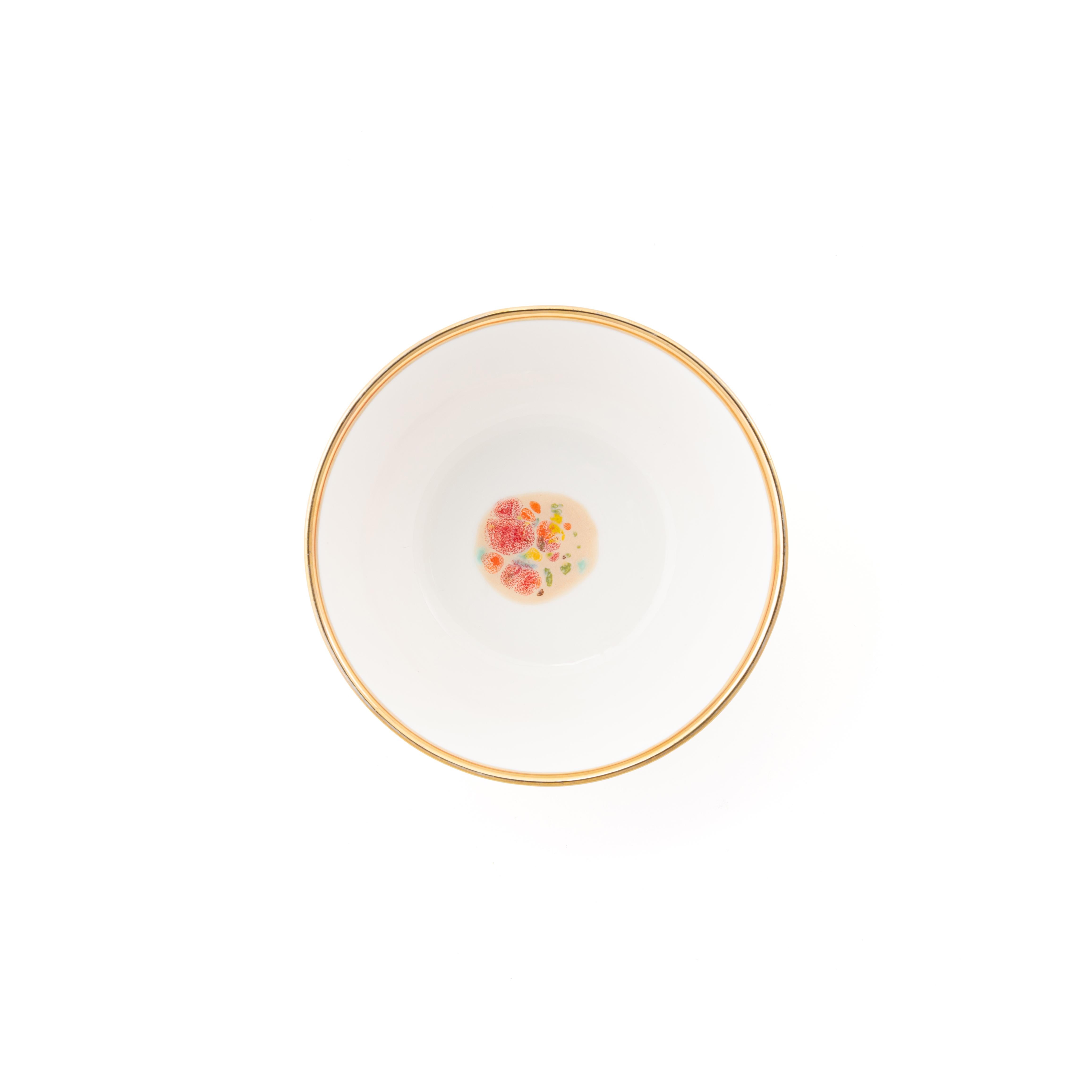 Fabriquées à la main en Italie à partir de la meilleure porcelaine, ces coupes à fruits chestnuti sont décorées à l'extérieur d'une surface sableuse chaude couverte de petits points multicolores.

Lot de 2 coupes à fruits, Ø 13 x 5 H cm - 5.12 x