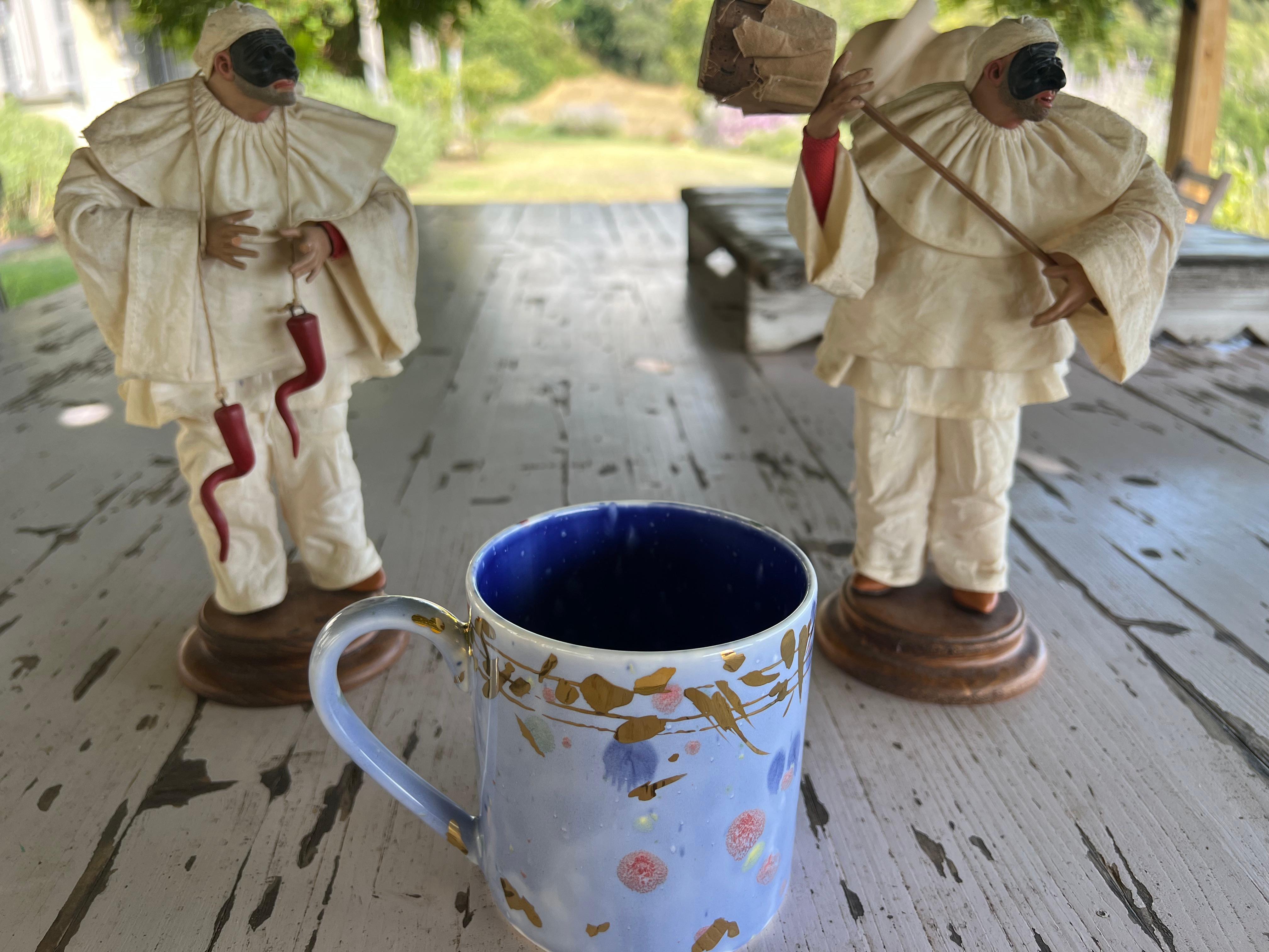 Juego contemporáneo de 2 tazas grandes de porcelana pintada a mano azul dorada Italiano en venta