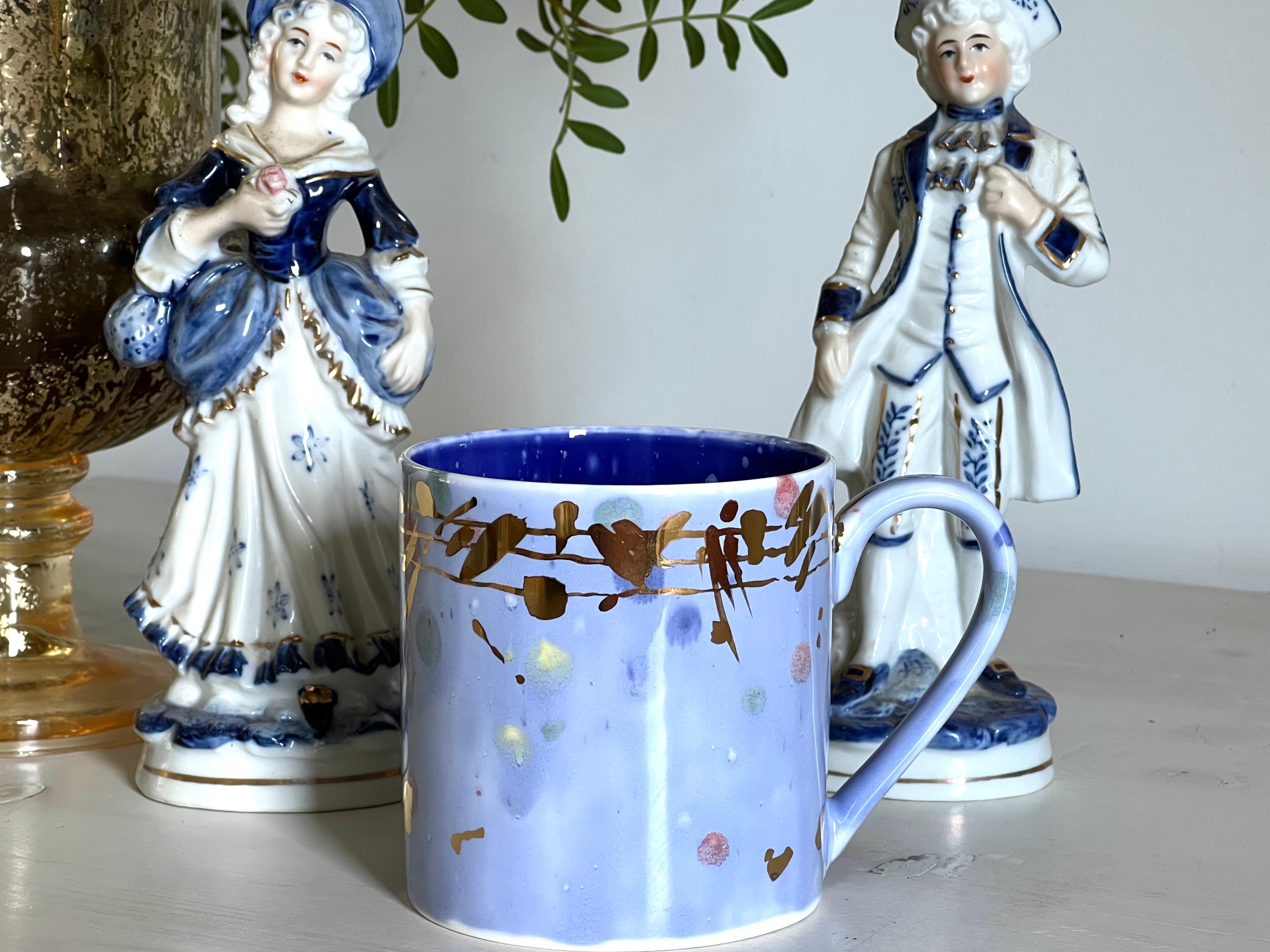 Zeitgenössisches Set von 2 großen Bechern aus handbemaltem Porzellan in Blau und Gold (Handbemalt) im Angebot