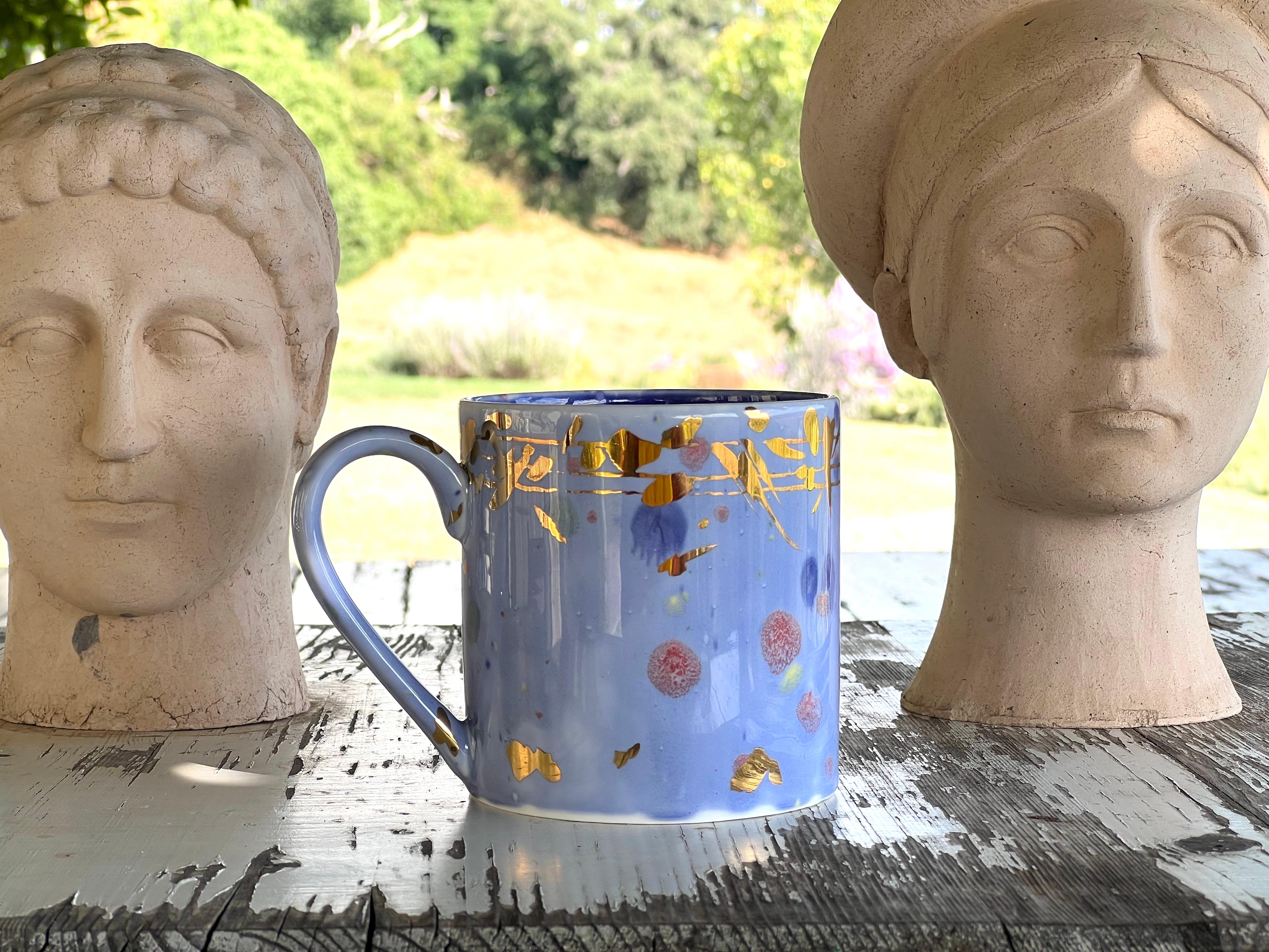 Juego contemporáneo de 2 tazas grandes de porcelana pintada a mano azul dorada en Nuevo estado para la venta en Roma, RM