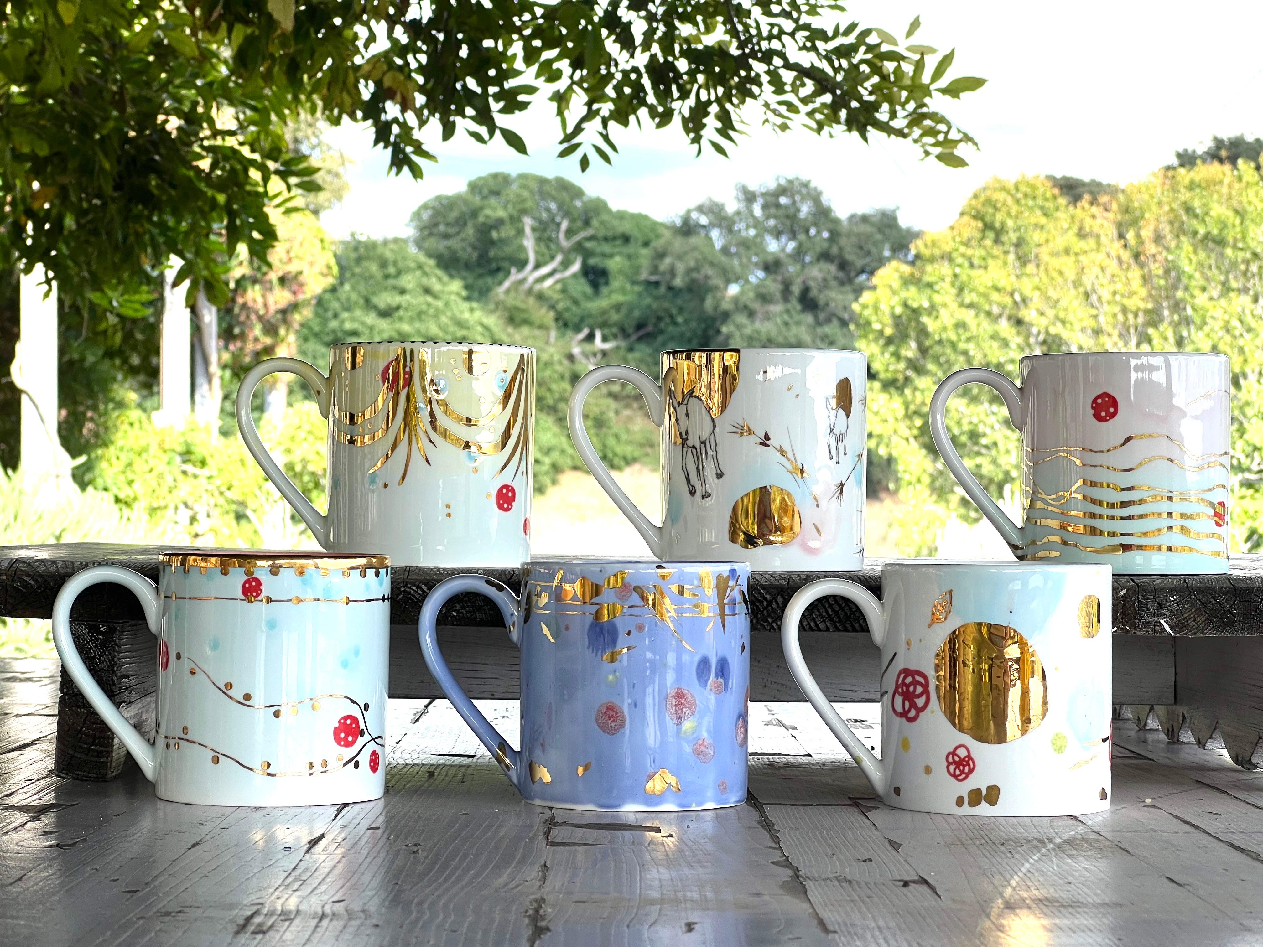 Oro Set di 2 tazze grandi contemporanee dipinte a mano in porcellana multicolore oro in vendita