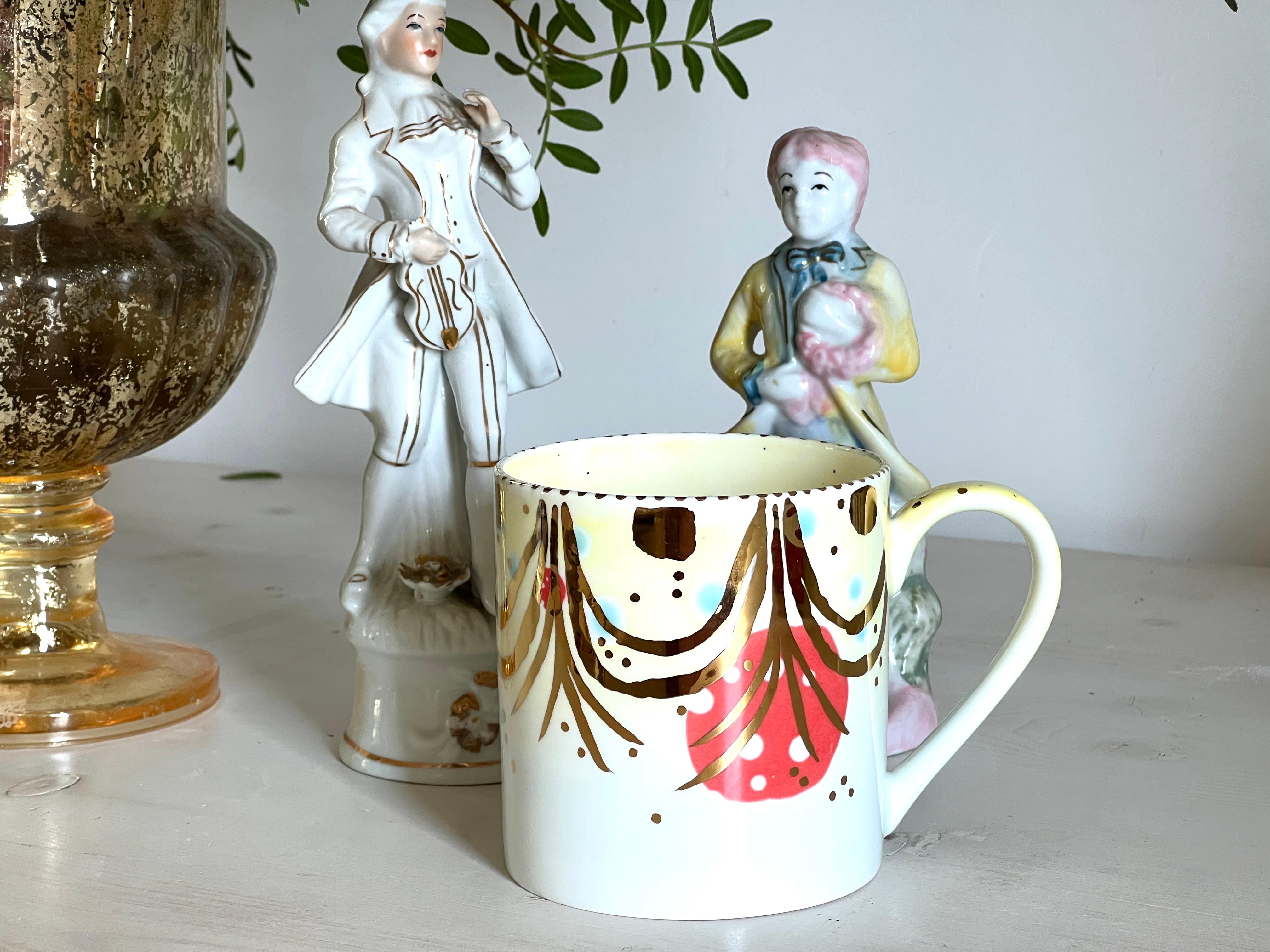 Hand-Painted Contemporary Set of 2 Large Mugs Hand Painted Porcelain Yellow Gold For Sale