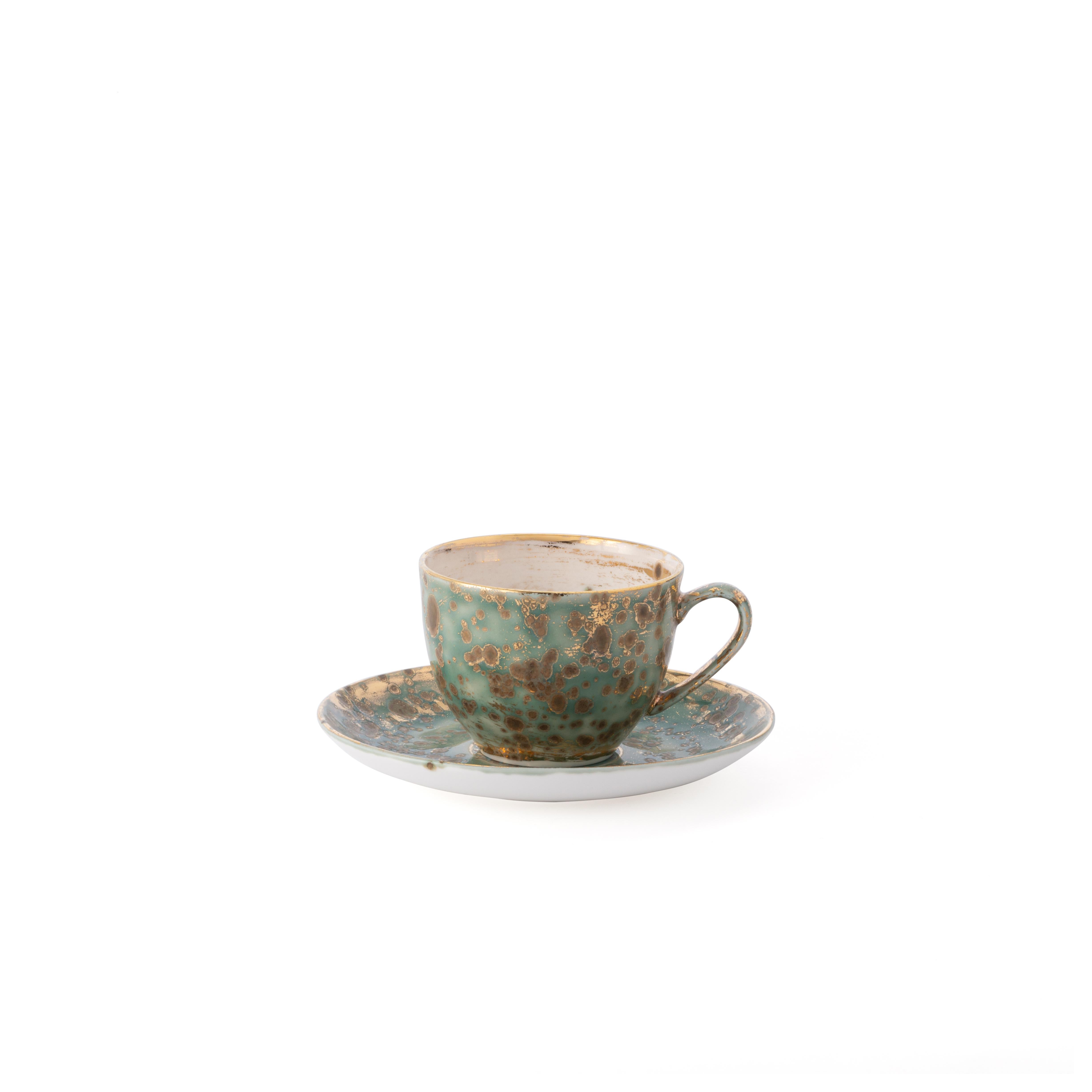 italien Ensemble contemporain de 2 tasses à thé et une soucoupe en porcelaine dorée peintes à la main en vente