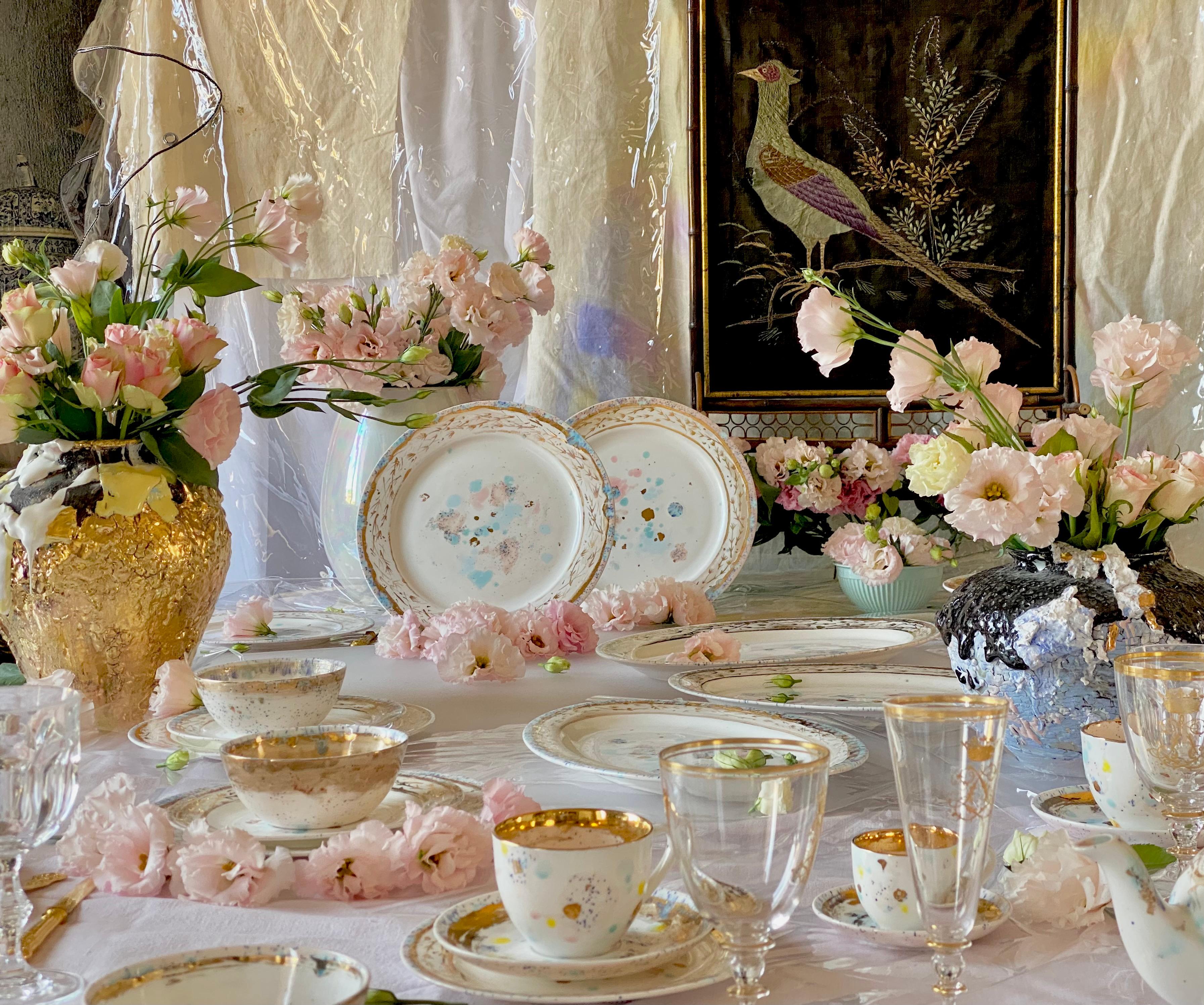 italien Ensemble contemporain de 2 tasses à thé et une soucoupe en porcelaine dorée peintes à la main en vente
