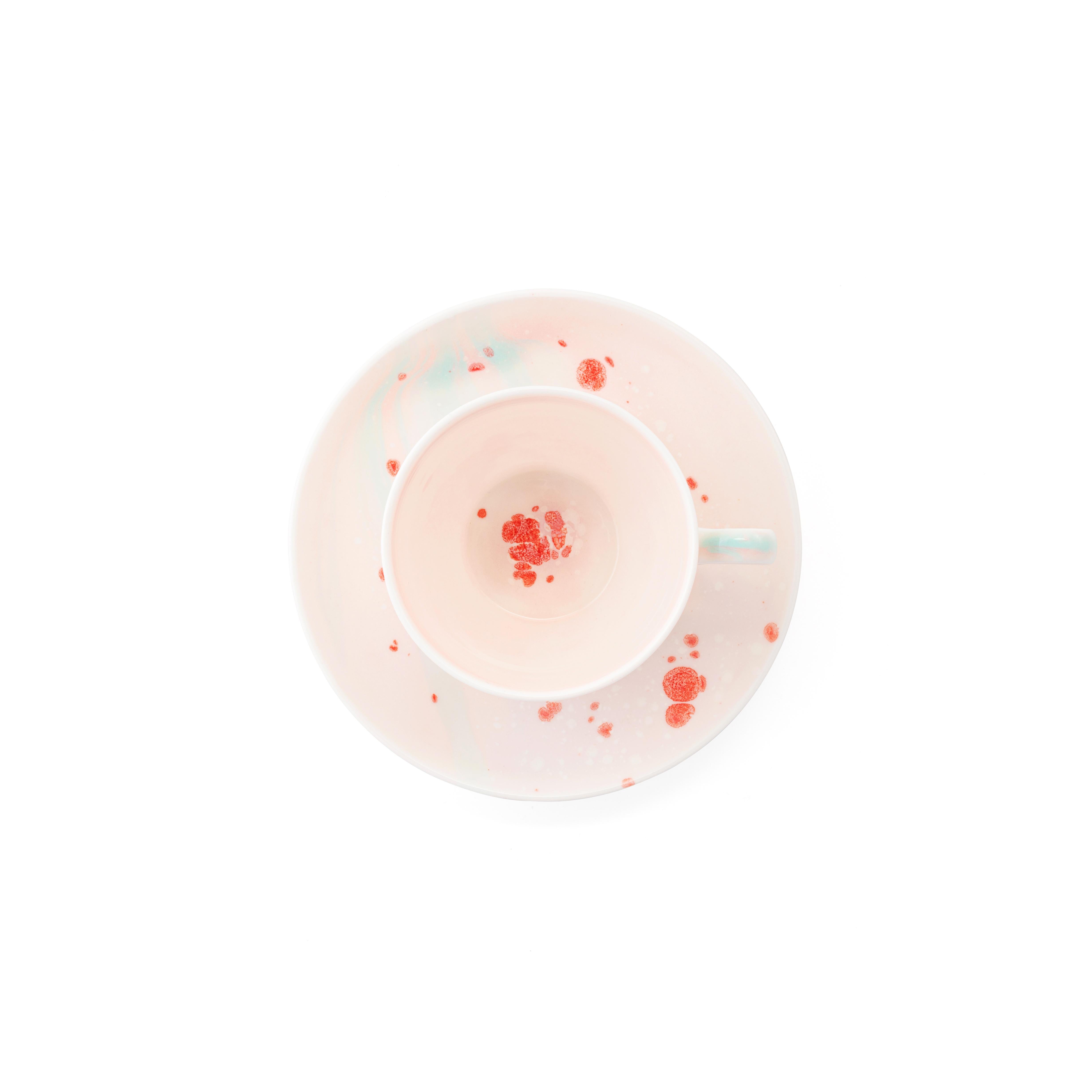 Realizzate a mano in Italia con la migliore porcellana, queste tazze da tè e piattini Berry sono interamente decorate con uno smalto rosa a pois.

Set di 2 tazze da tè e piattini da 10cl
Piazza del Popolo, collezione Berry
Porcellana dipinta a
