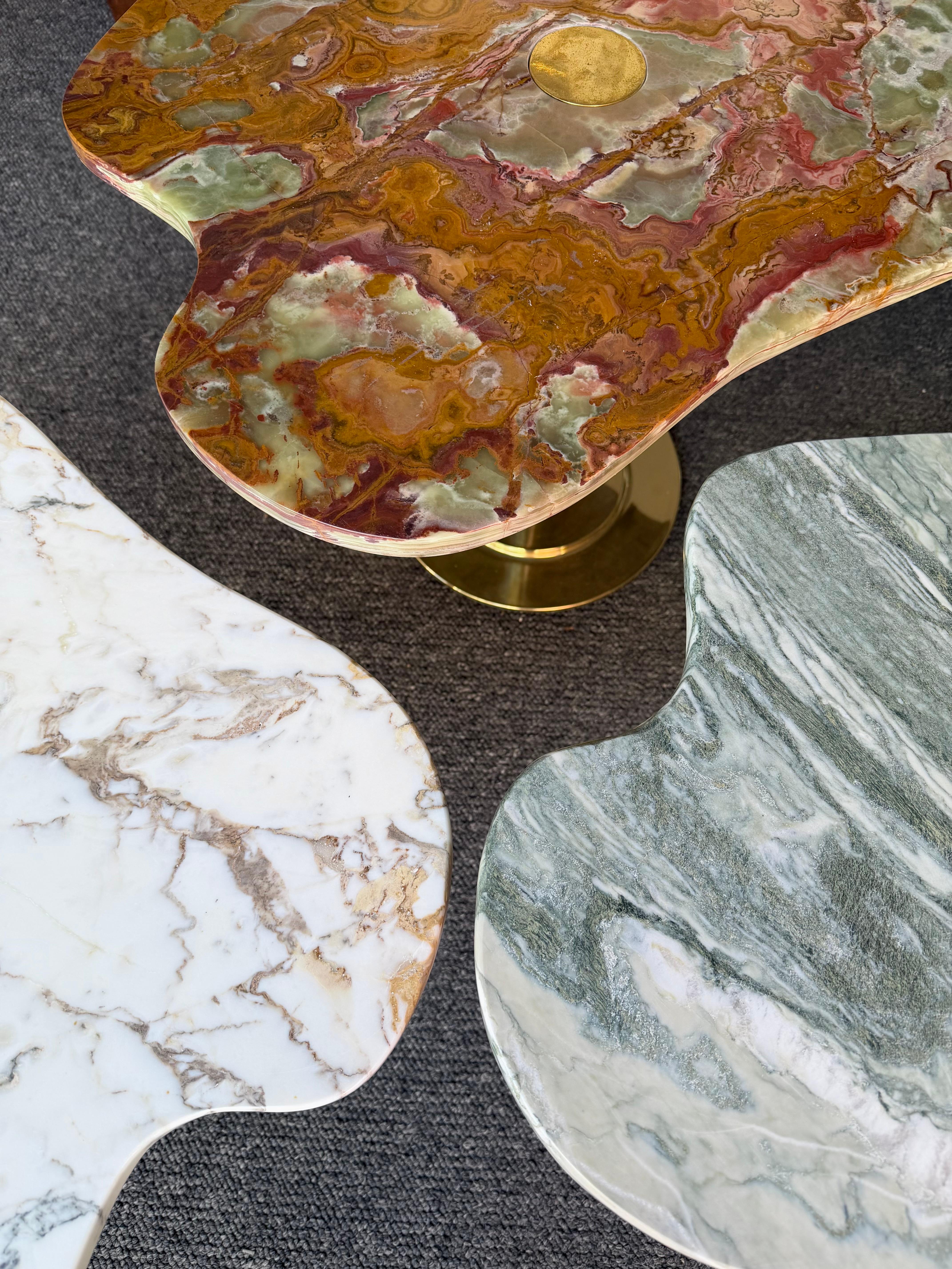 Contemporary Set of 3 Brass and Marble Nesting Tables, Italy In New Condition For Sale In SAINT-OUEN, FR