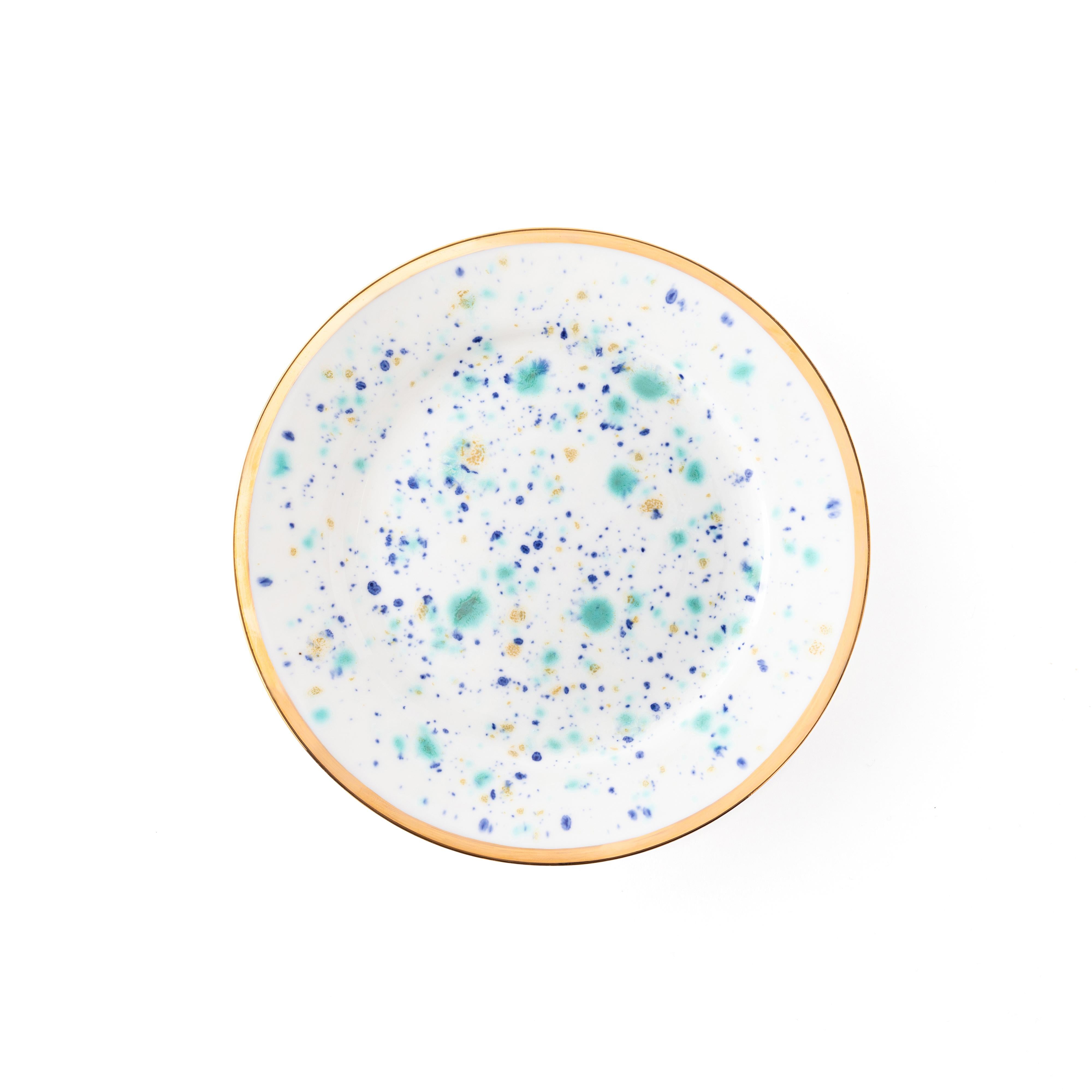 The Piazza del Popolo collection is named after a Roman landmark, at the heart of Roman everyday life, and inspired by traditional, simple Italian artisanal pottery yet decorated in a personal and elegant key. 

Set of 4 Bread Rim Plates, Ø