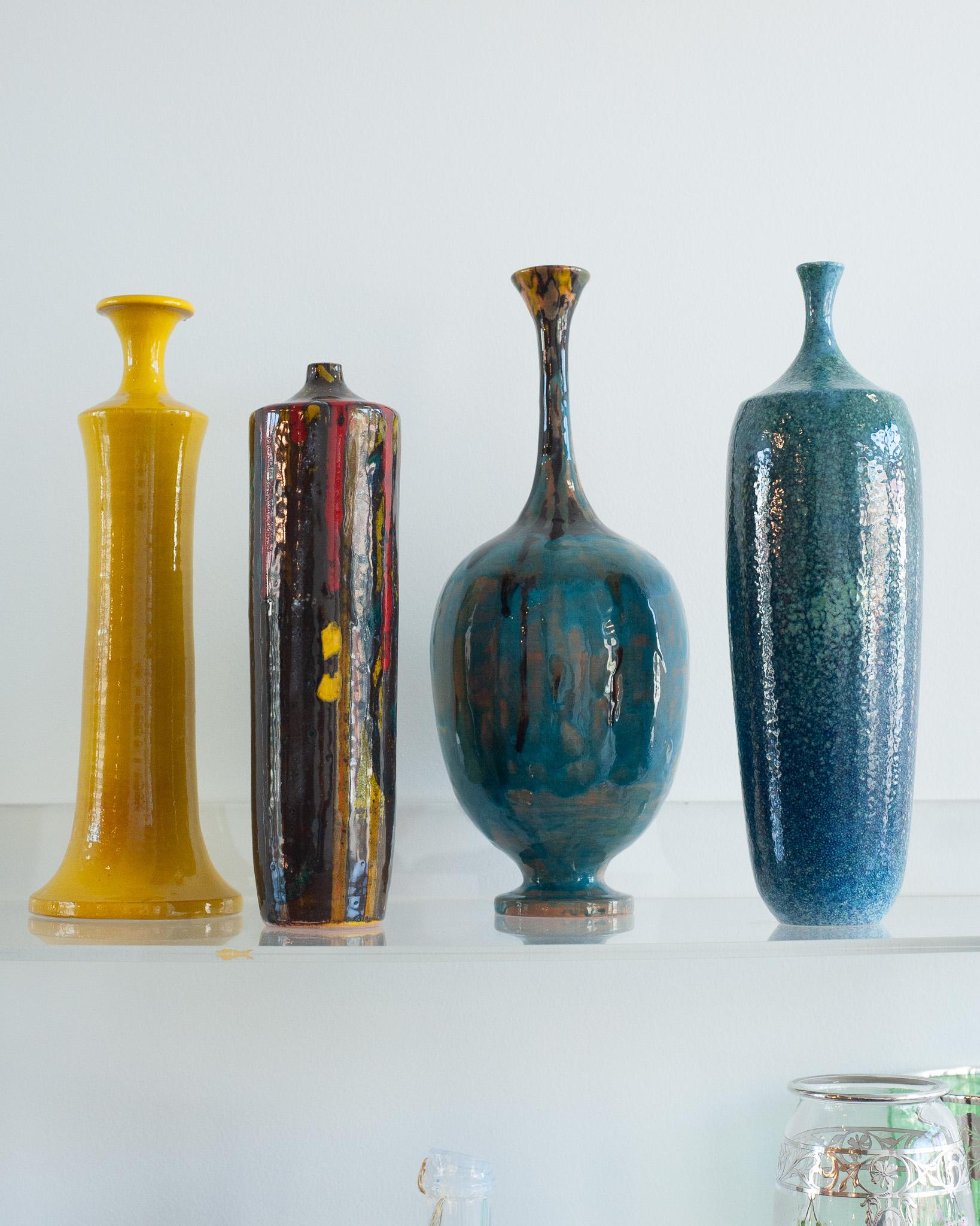 Uno splendido set di 4 vasi in ceramica smaltata in stile metà secolo. Ognuno di essi è unico per forma e finitura ed è firmato dall'artista. Eleganti e insoliti, questi pezzi formano un gruppo armonioso per elevare qualsiasi spazio interno con