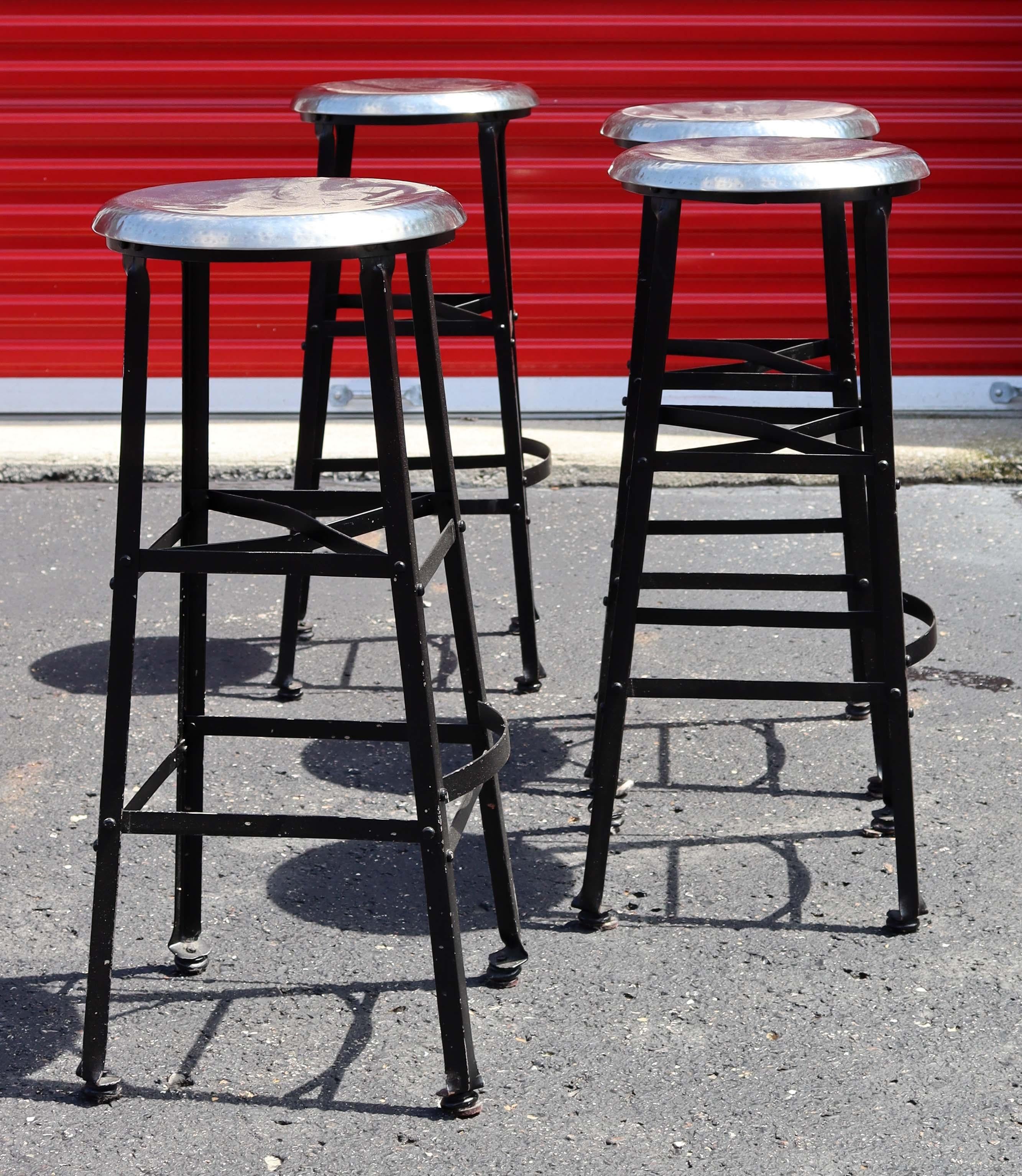 Contemporary Set of 4 Metal Bar Counter Stools Seats In Good Condition In Keego Harbor, MI