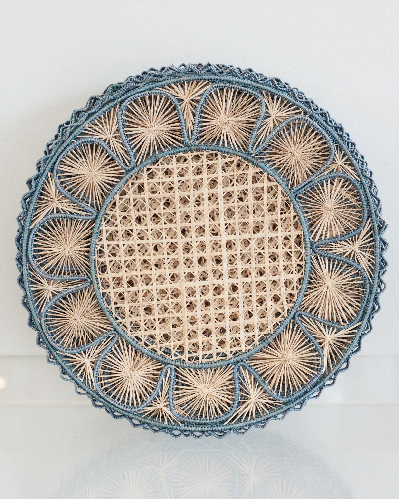 Rehaussez votre table avec ces superbes sets de table en rotin tressé à la main, en rotin naturel et coloré, avec un motif de bordure en forme de pétales. Finement élaborées par des artisans experts, ces pièces mettent en valeur la technique