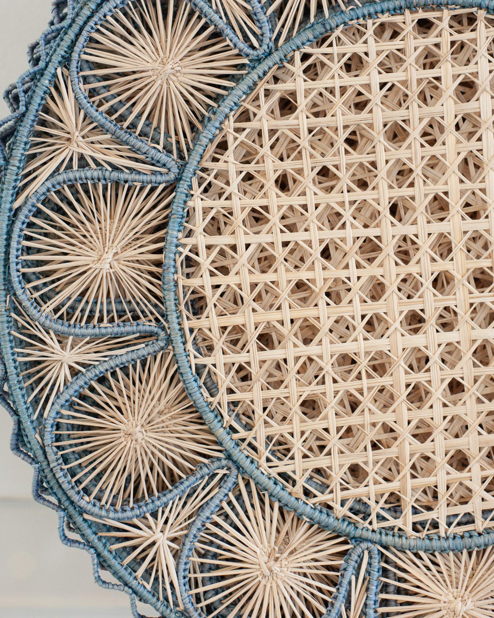 Colombien Set contemporain de 6 sets de table en rotin tressé à la main Nature et bleu ciel en vente