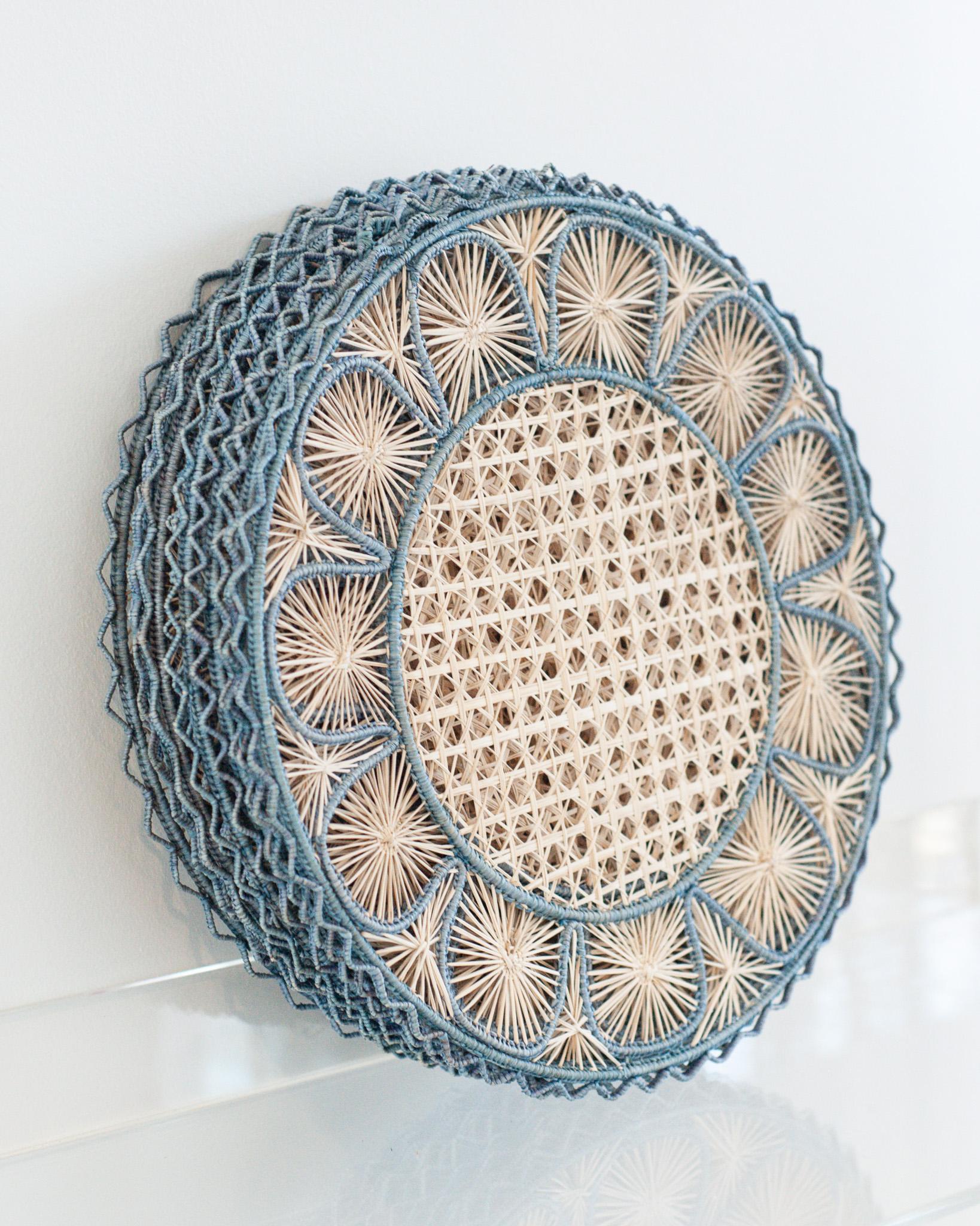Tissé à la main Set contemporain de 6 sets de table en rotin tressé à la main Nature et bleu ciel en vente