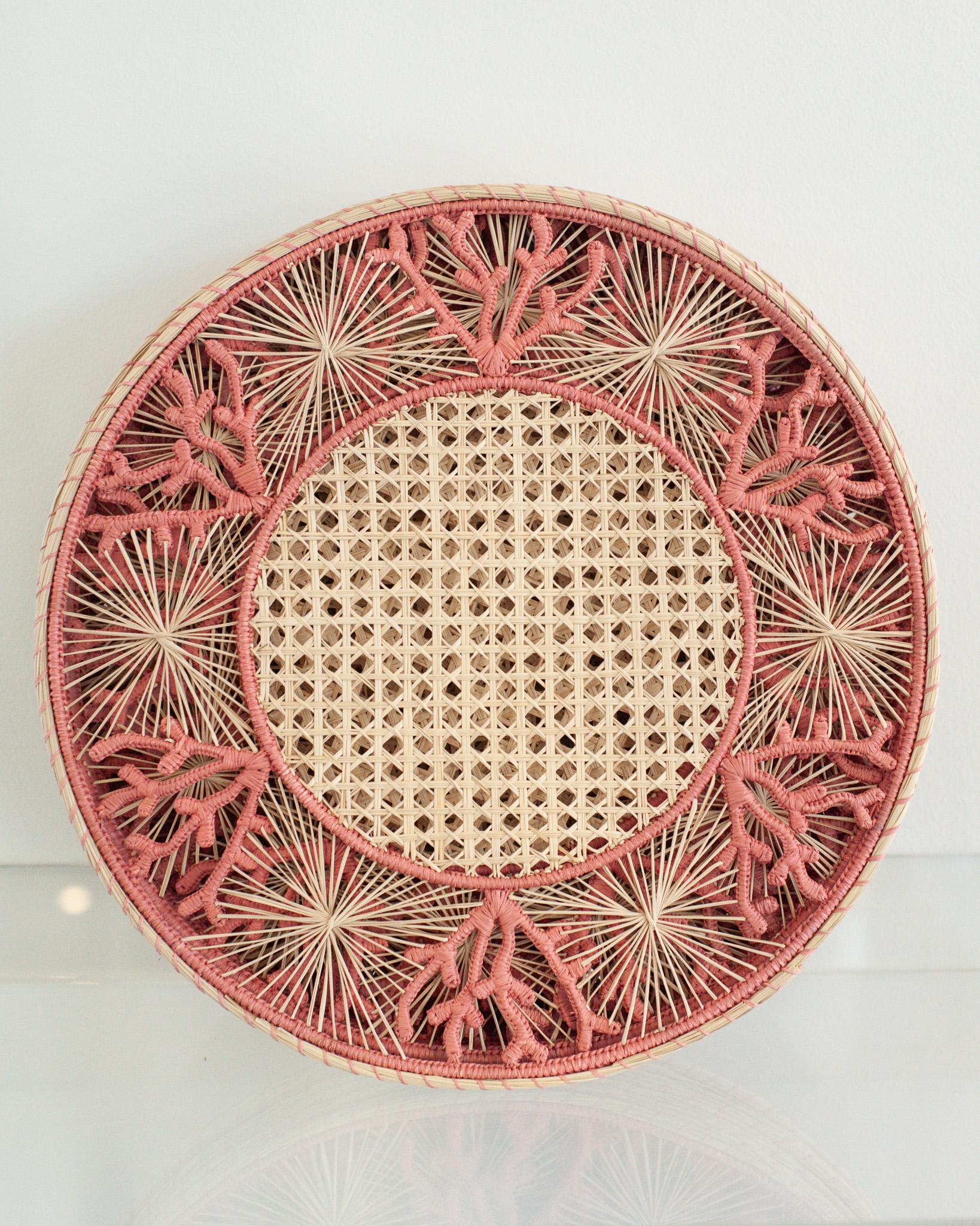 Rehaussez votre table avec ces superbes sets de table en rotin tressé à la main, en rotin naturel et coloré avec motif corail. Finement élaborées par des artisans experts, ces pièces mettent en valeur la technique classique du tissage d'une manière