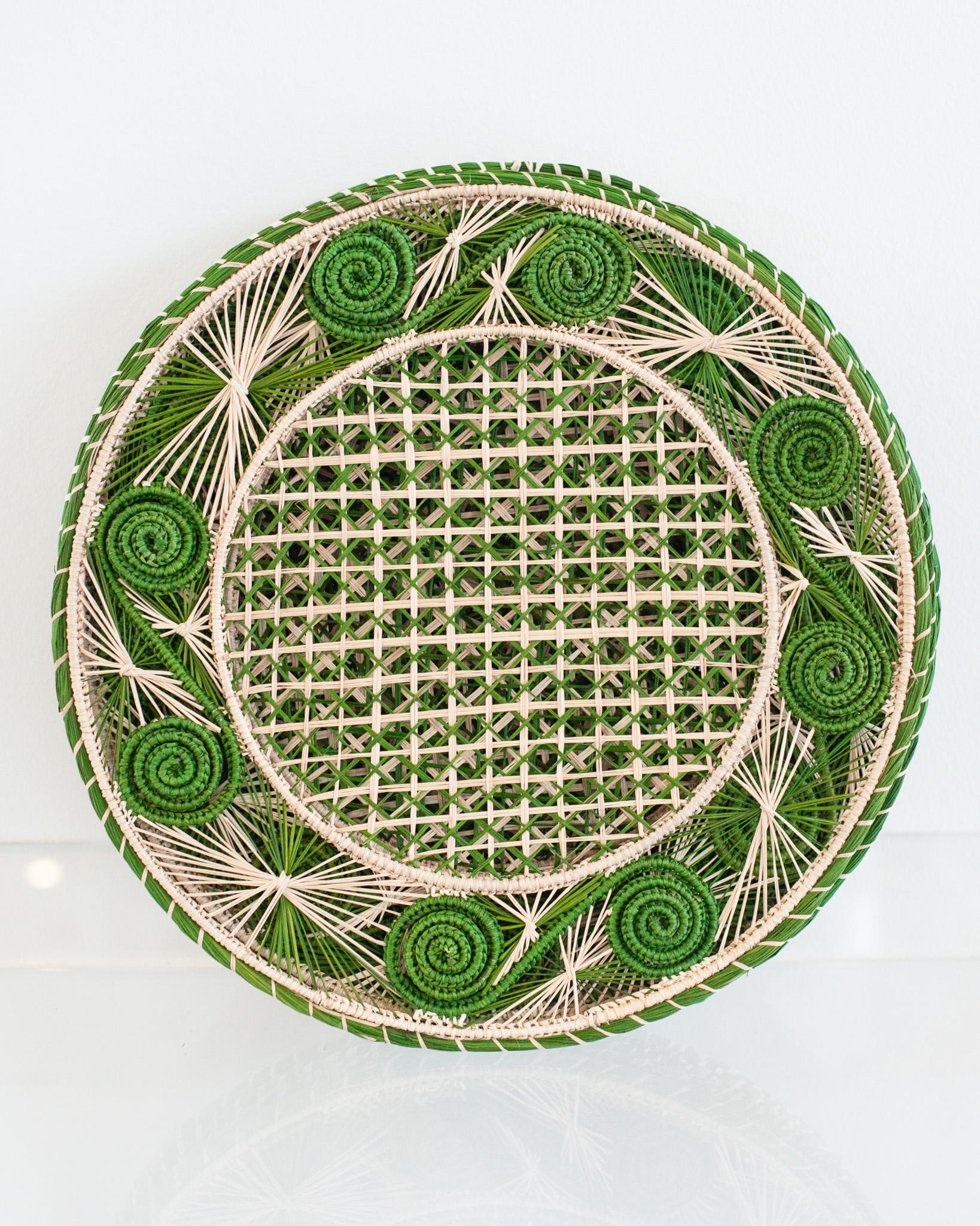 Ravviva la tua tavola con queste splendide tovagliette in rattan intrecciato a mano, in rattan naturale e colorato con un motivo di bordi a spirale. Finemente lavorati da artigiani esperti, questi pezzi mettono in mostra la tecnica classica della