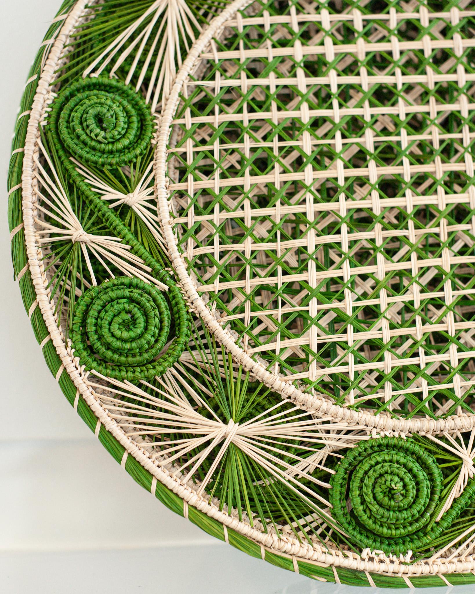 Colombiano Set contemporaneo di 8 tovagliette in rattan verde e naturale intrecciate a mano in vendita