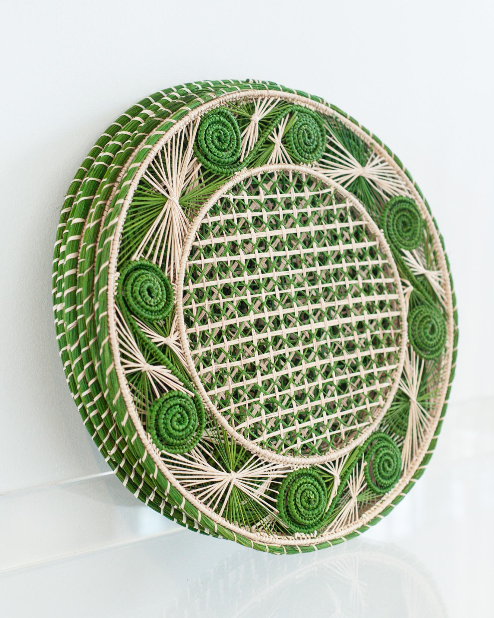 Tessuto a mano Set contemporaneo di 8 tovagliette in rattan verde e naturale intrecciate a mano in vendita