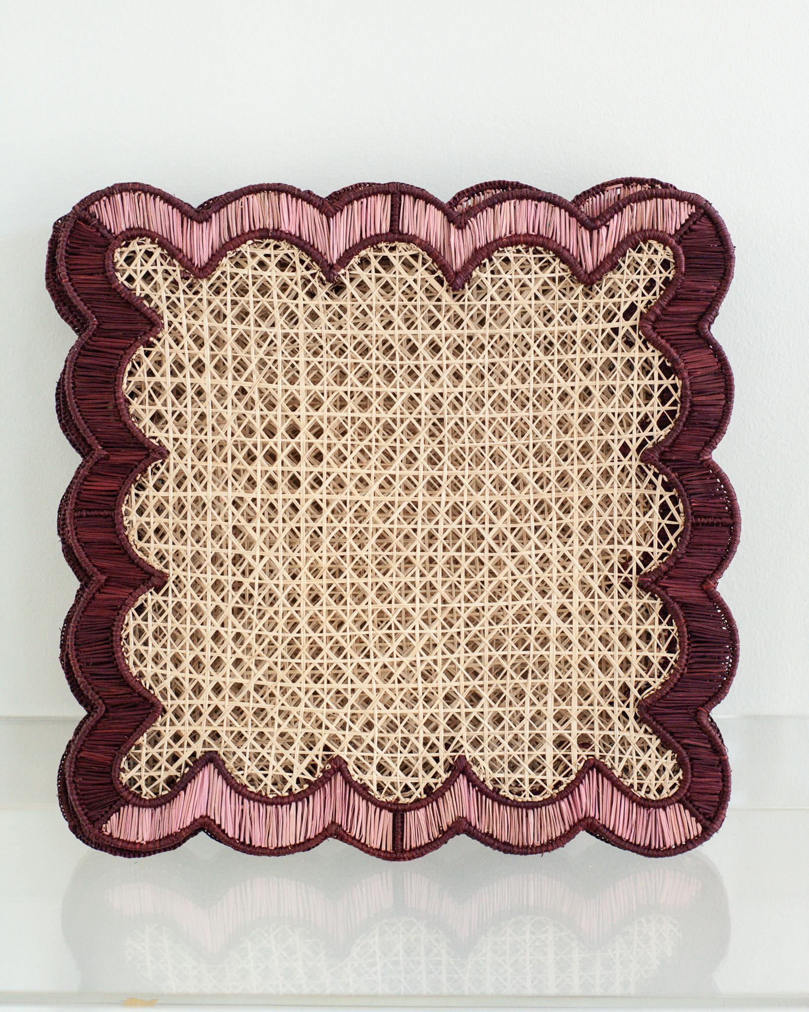 Ravviva la tua tavola con queste splendide tovagliette a onde in rattan intrecciato a mano nei colori naturale, bordeaux e rosa. Finemente lavorati da artigiani esperti, questi pezzi mettono in mostra la tecnica classica della tessitura in chiave