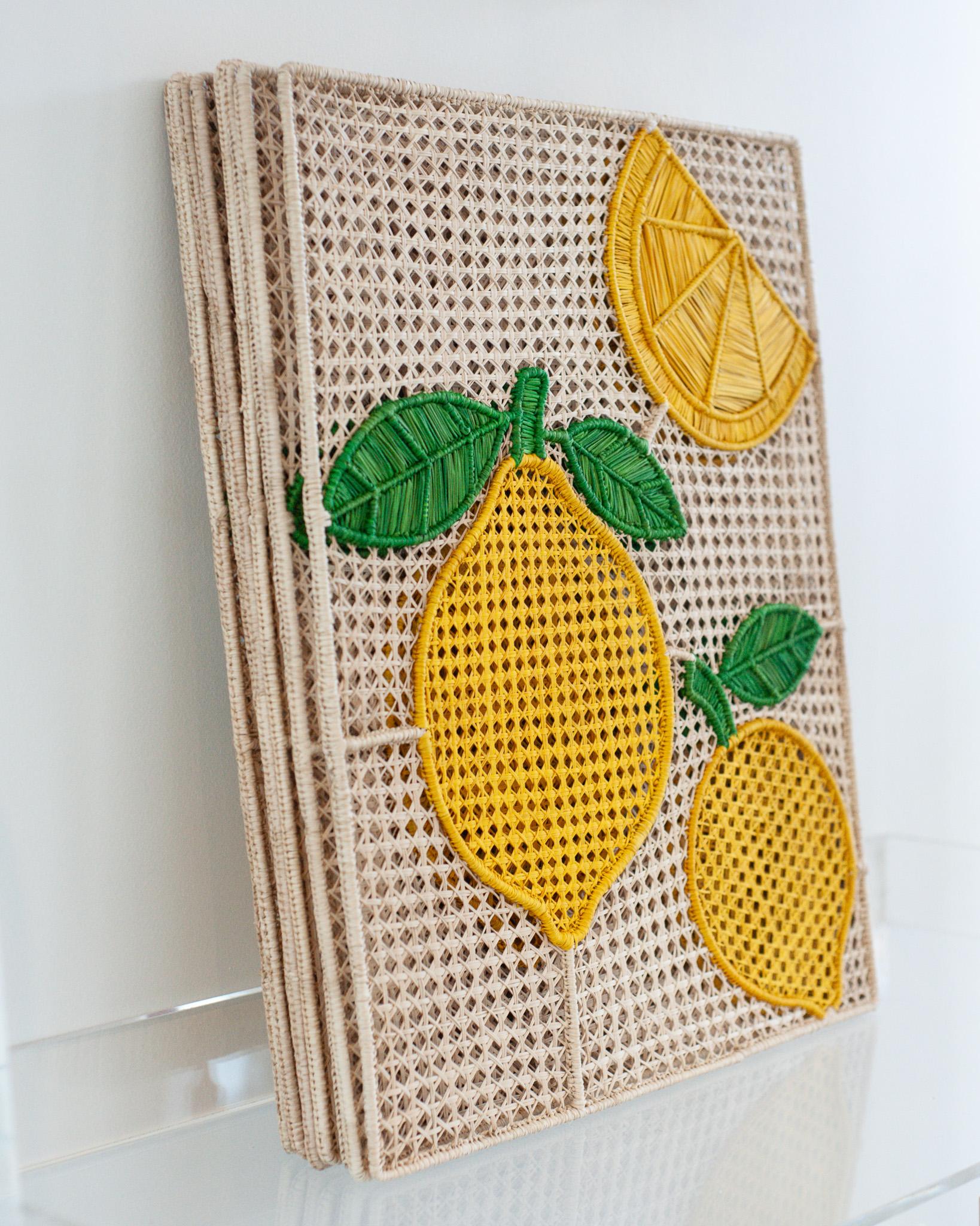 Colombiano Set contemporaneo di 8 tovagliette in rattan intrecciato a mano con limoni in vendita