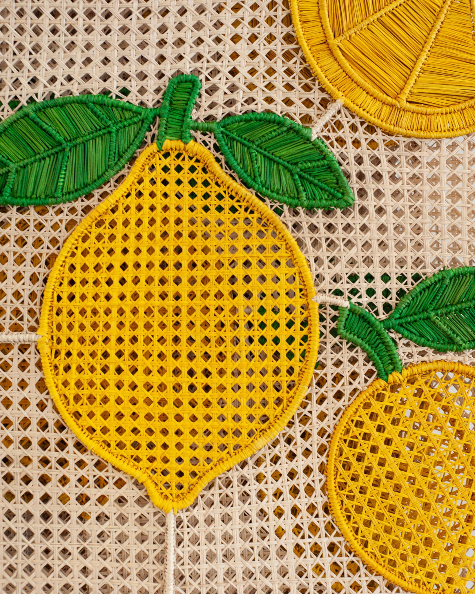 Tessuto a mano Set contemporaneo di 8 tovagliette in rattan intrecciato a mano con limoni in vendita